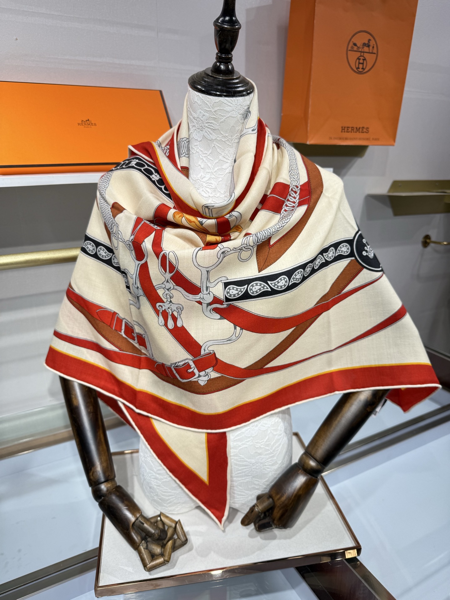 💟HERMES/2026❤️New三角形尺寸，非常好搭配衣服，手工卷边,70%羊绒+30%真丝材质混纺面料柔软细腻，像云
