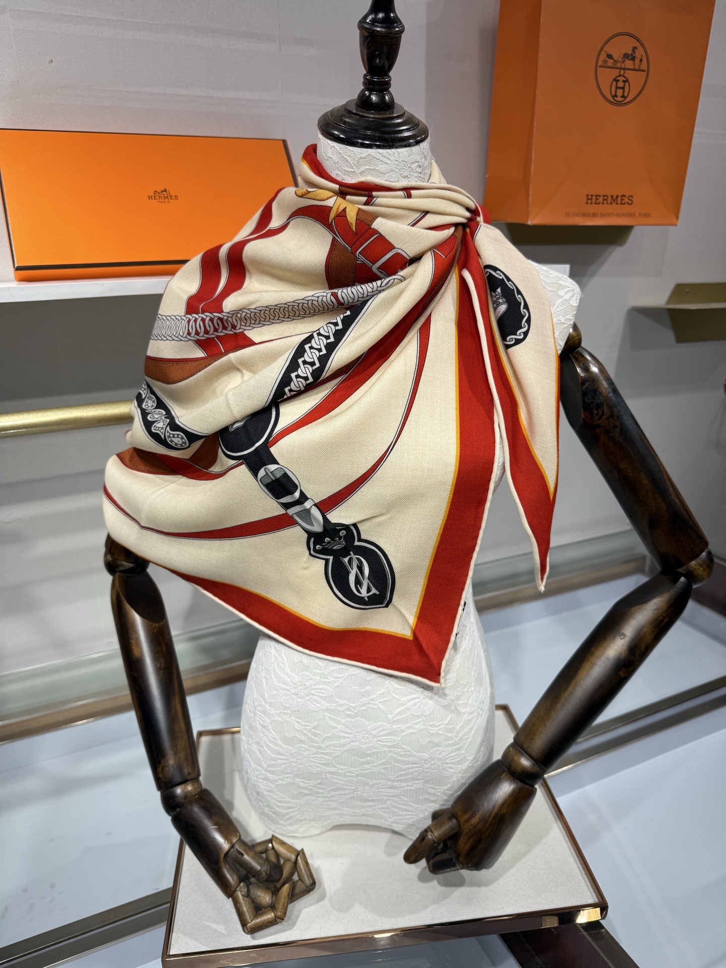💟HERMES/2026❤️New三角形尺寸，非常好搭配衣服，手工卷边,70%羊绒+30%真丝材质混纺面料柔软细腻，像云