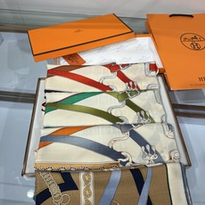 💟HERMES/2026❤️New三角形尺寸,非常好搭配衣服,手工卷边,70%羊绒+30%真丝材质混纺面料柔软细腻,像云 💟HERMES/2026❤️New三角形尺寸,非常好搭配衣服,手工卷边,70%羊绒+30%真丝材质混纺面料柔软细腻,像云