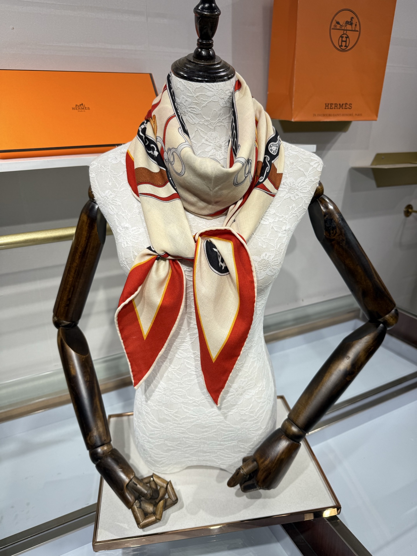 💟HERMES/2026❤️New三角形尺寸，非常好搭配衣服，手工卷边,70%羊绒+30%真丝材质混纺面料柔软细腻，像云