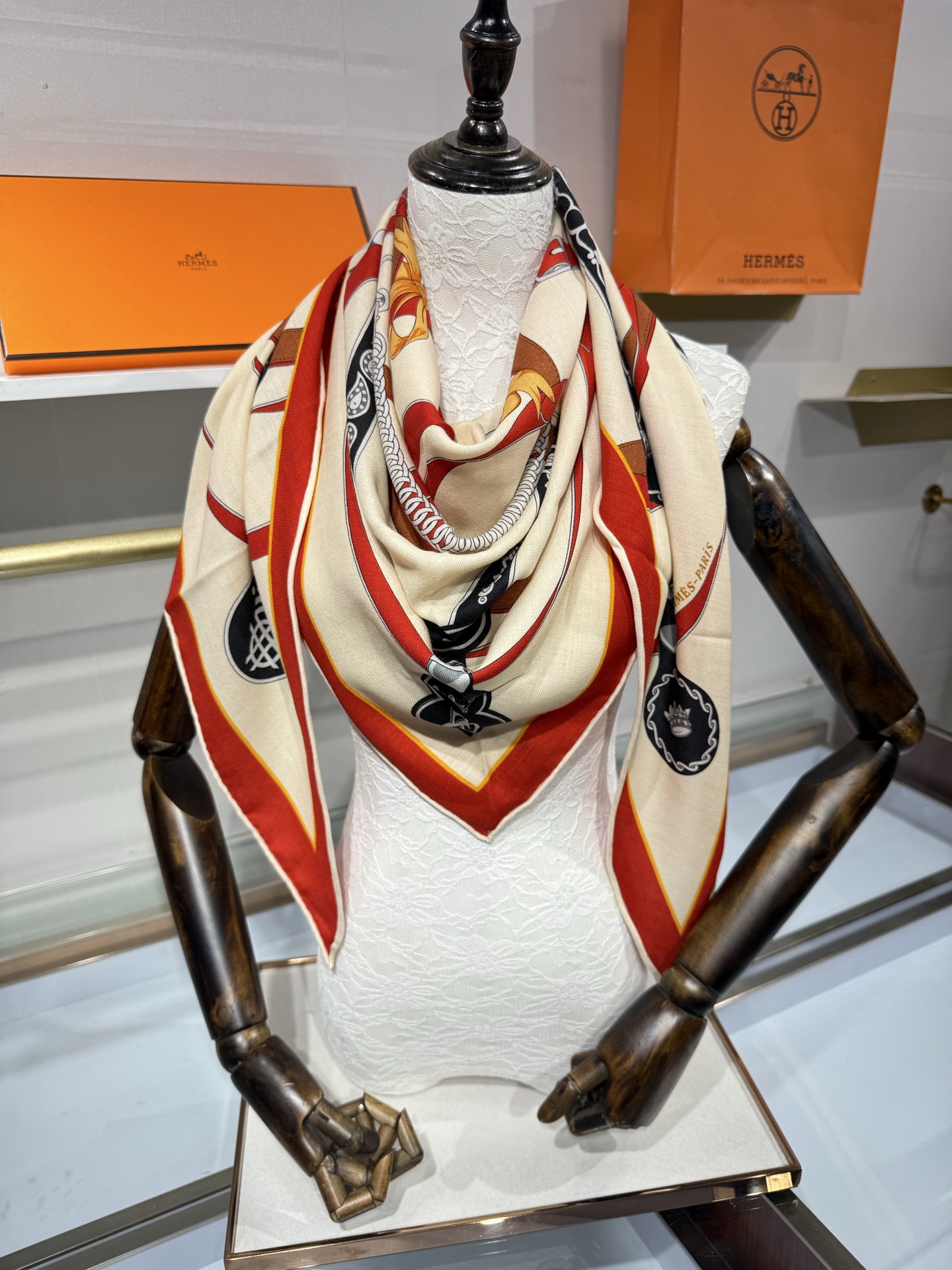 💟HERMES/2026❤️New三角形尺寸，非常好搭配衣服，手工卷边,70%羊绒+30%真丝材质混纺面料柔软细腻，像云