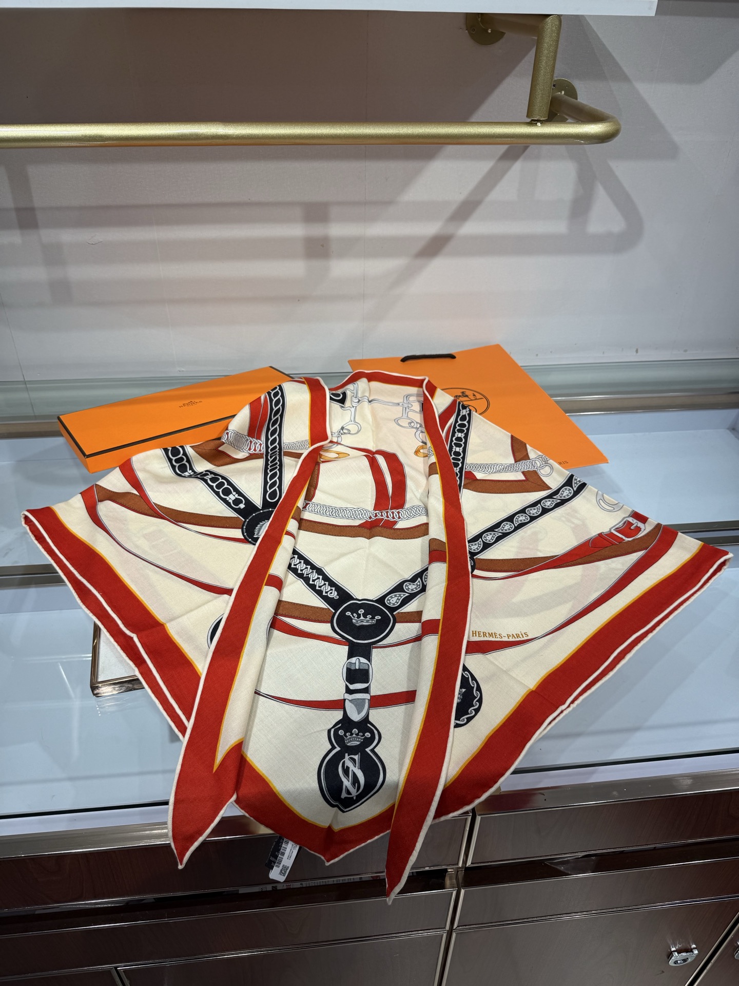 💟HERMES/2026❤️New三角形尺寸，非常好搭配衣服，手工卷边,70%羊绒+30%真丝材质混纺面料柔软细腻，像云