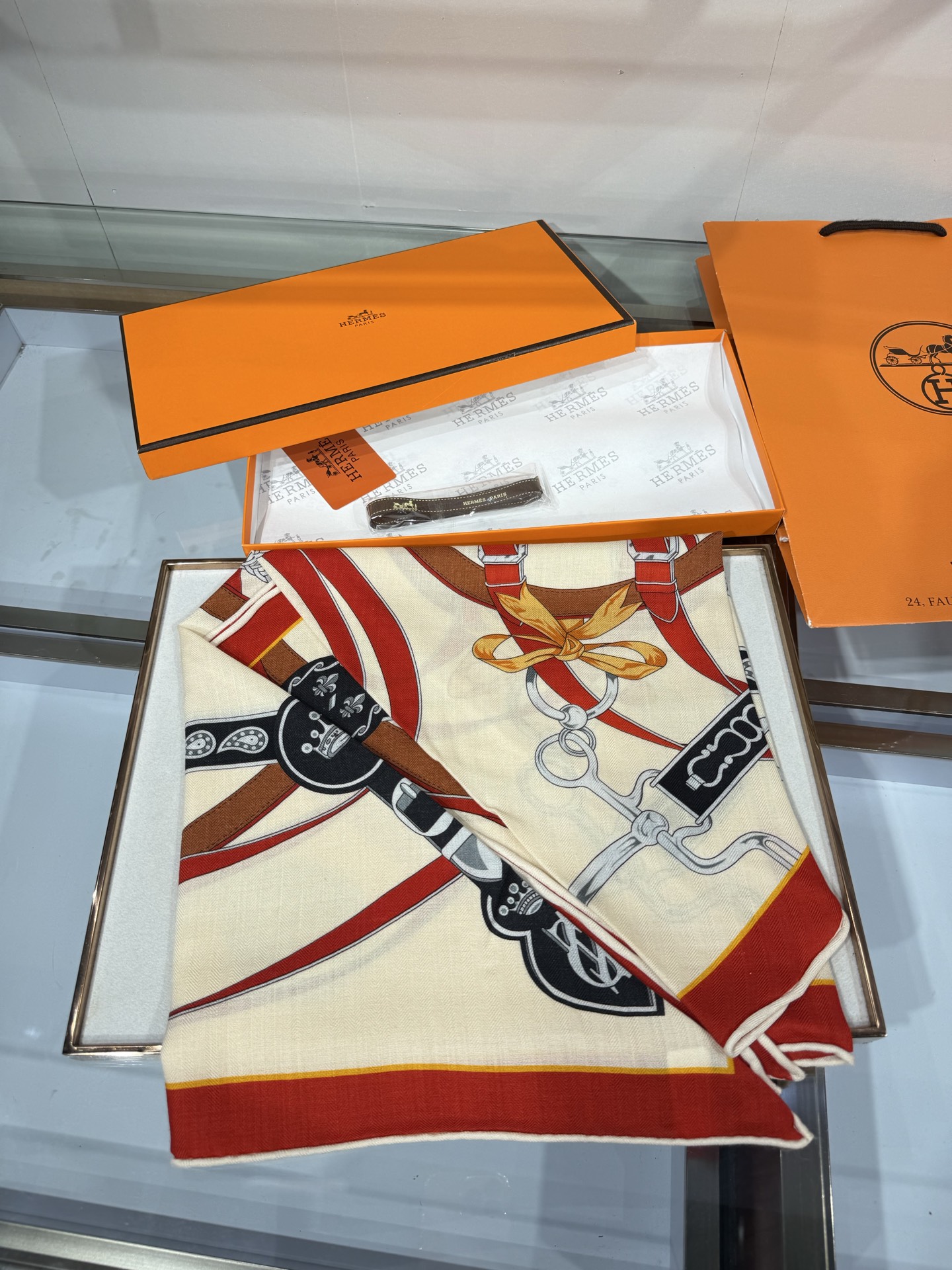 💟HERMES/2026❤️New三角形尺寸，非常好搭配衣服，手工卷边,70%羊绒+30%真丝材质混纺面料柔软细腻，像云