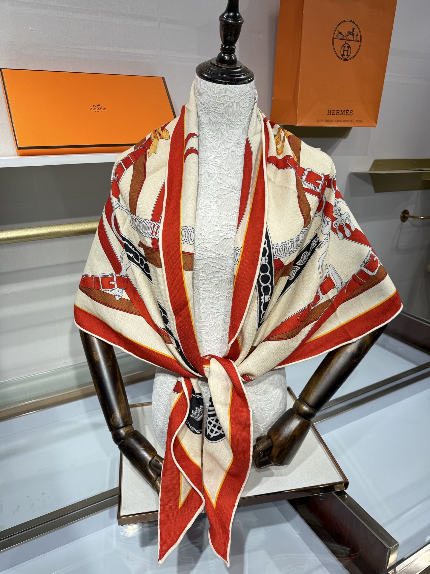 💟HERMES/2026❤️New三角形尺寸，非常好搭配衣服，手工卷边,70%羊绒+30%真丝材质混纺面料柔软细腻，像云