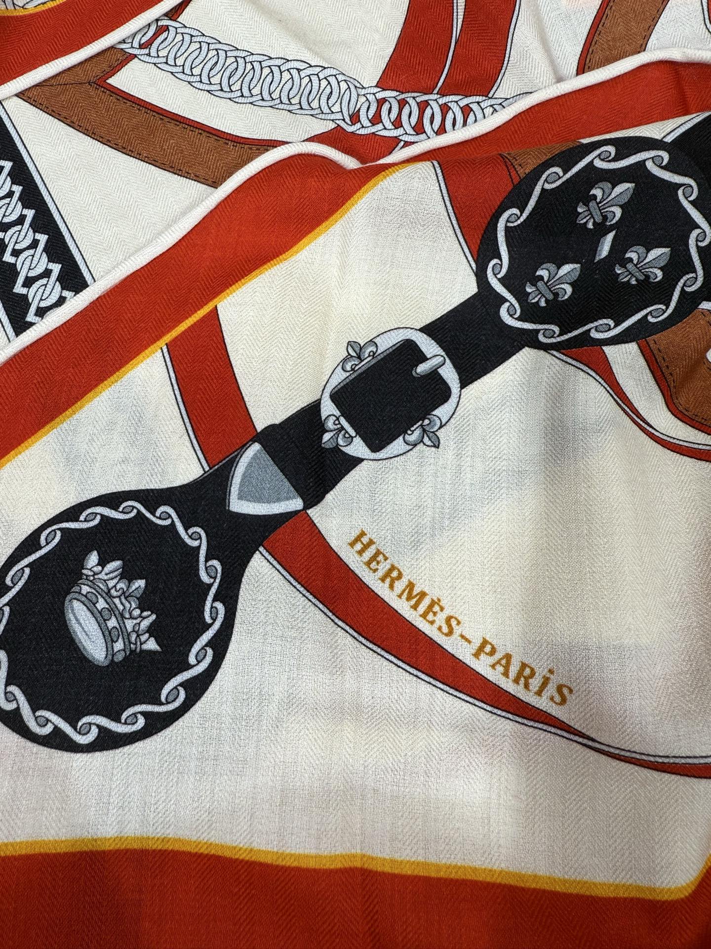 💟HERMES/2026❤️New三角形尺寸，非常好搭配衣服，手工卷边,70%羊绒+30%真丝材质混纺面料柔软细腻，像云