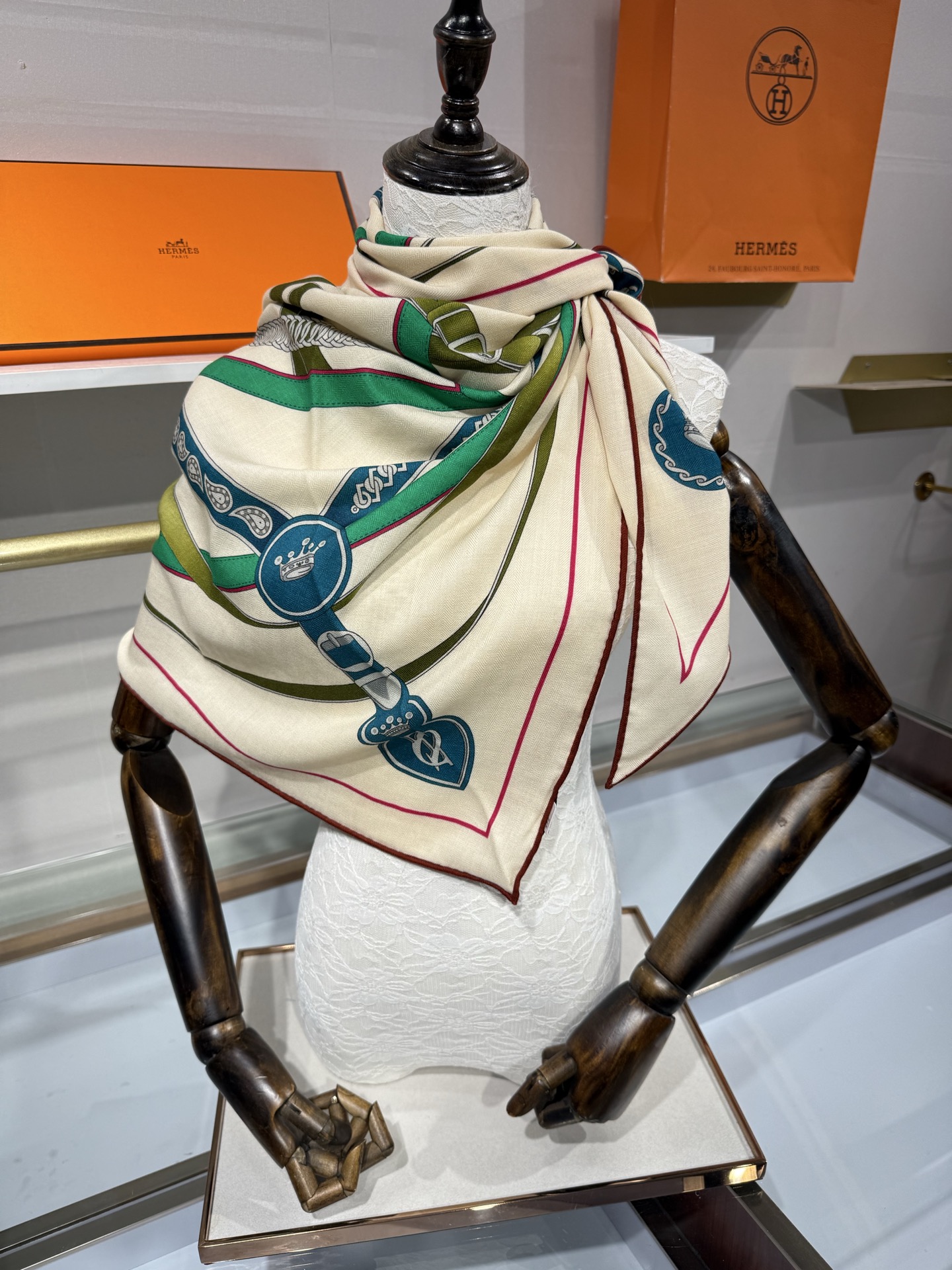 💟HERMES/2026❤️New三角形尺寸，非常好搭配衣服，手工卷边,70%羊绒+30%真丝材质混纺面料柔软细腻，像云
