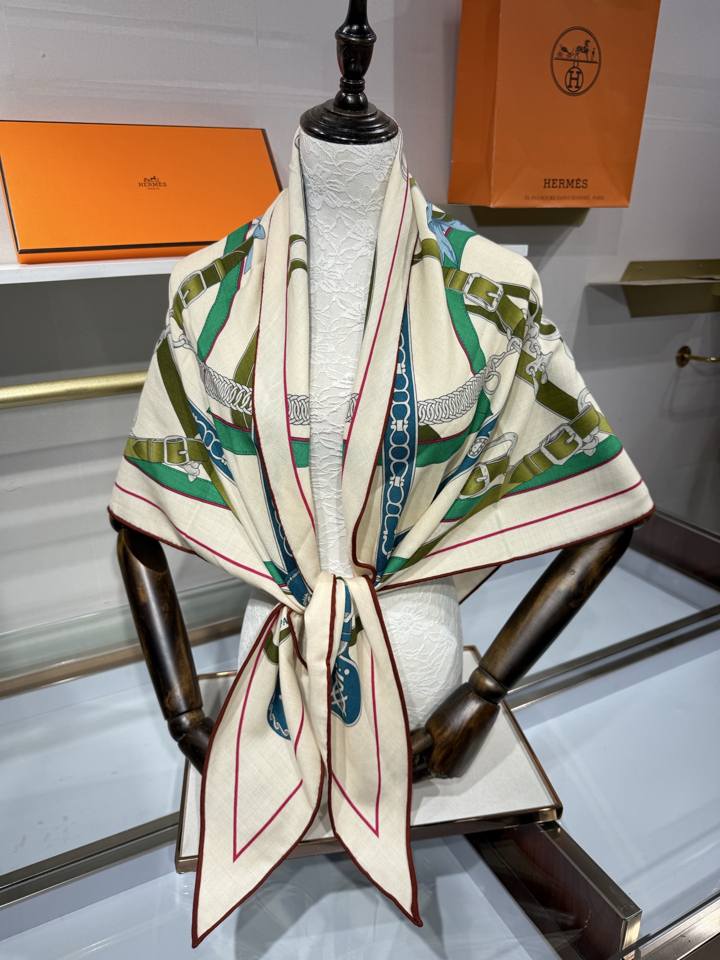 💟HERMES/2026❤️New三角形尺寸，非常好搭配衣服，手工卷边,70%羊绒+30%真丝材质混纺面料柔软细腻，像云
