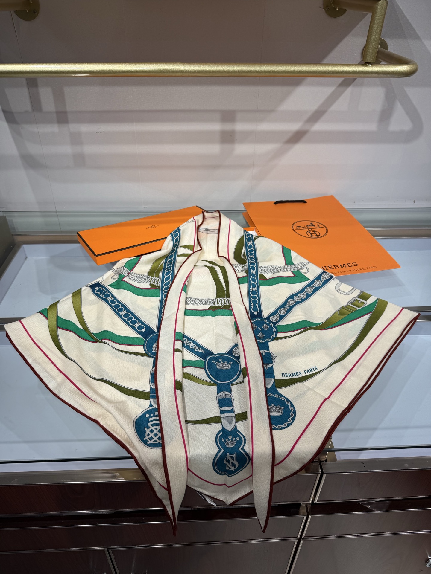 💟HERMES/2026❤️New三角形尺寸，非常好搭配衣服，手工卷边,70%羊绒+30%真丝材质混纺面料柔软细腻，像云