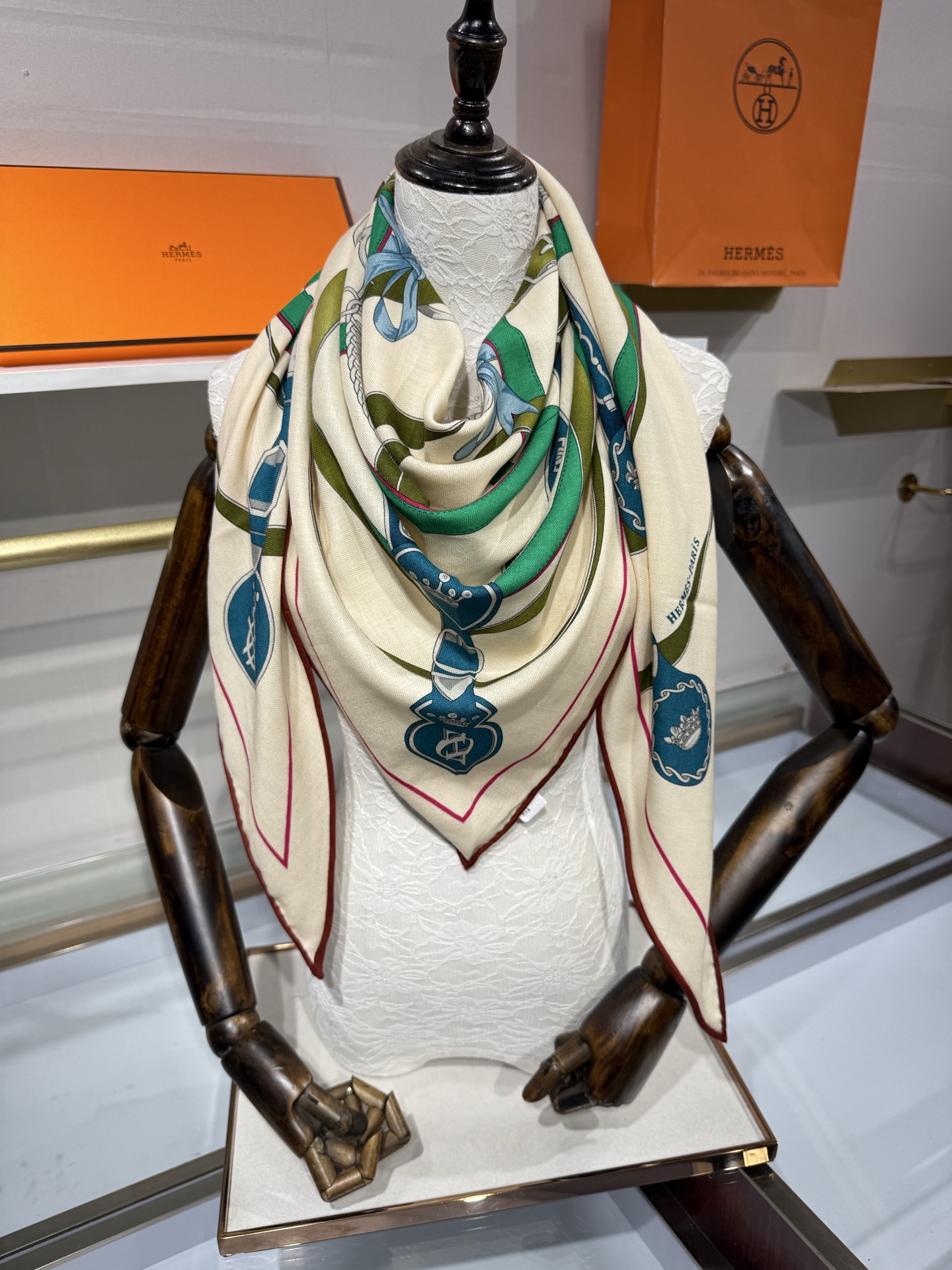 💟HERMES/2026❤️New三角形尺寸，非常好搭配衣服，手工卷边,70%羊绒+30%真丝材质混纺面料柔软细腻，像云