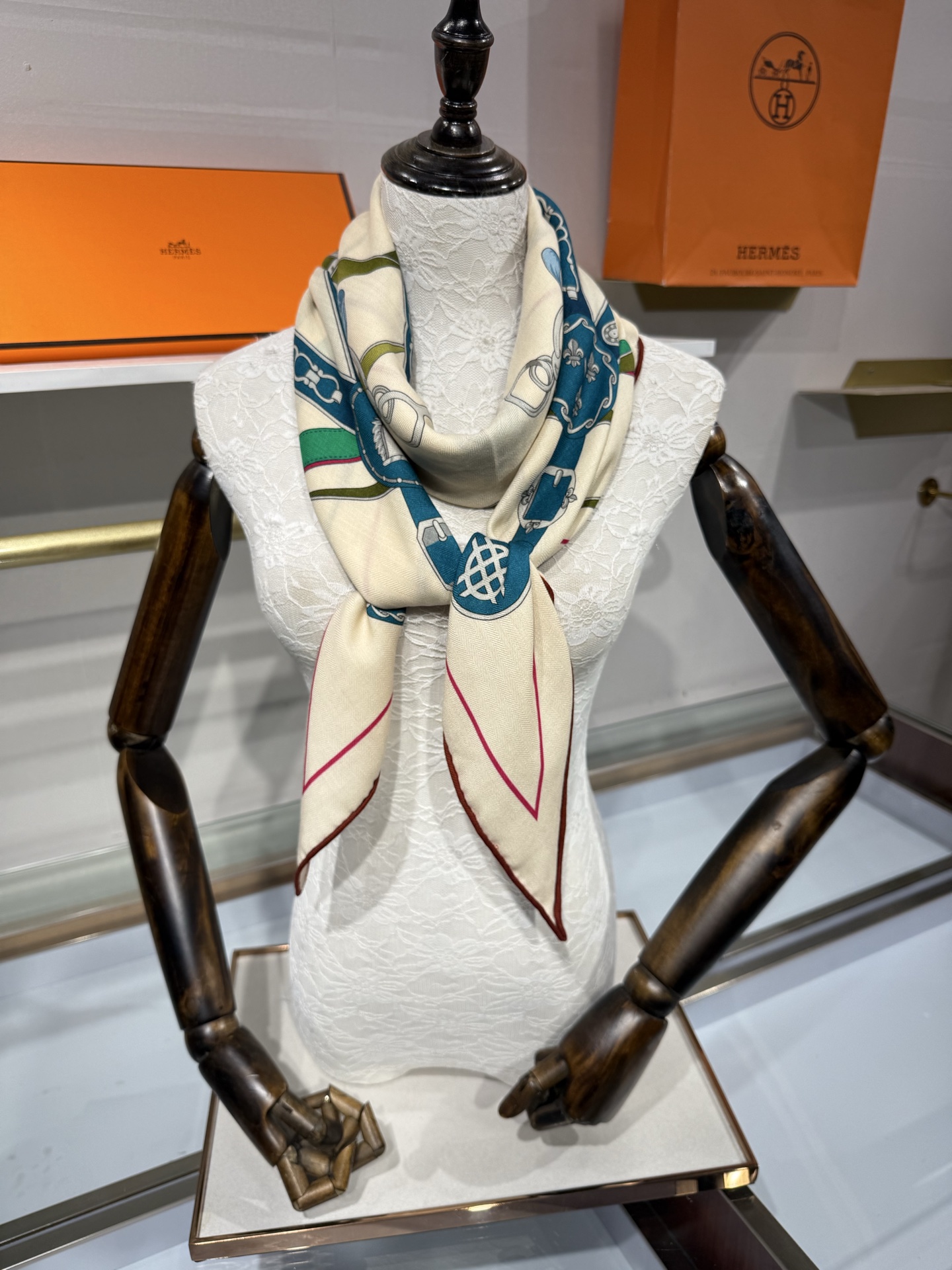 💟HERMES/2026❤️New三角形尺寸，非常好搭配衣服，手工卷边,70%羊绒+30%真丝材质混纺面料柔软细腻，像云