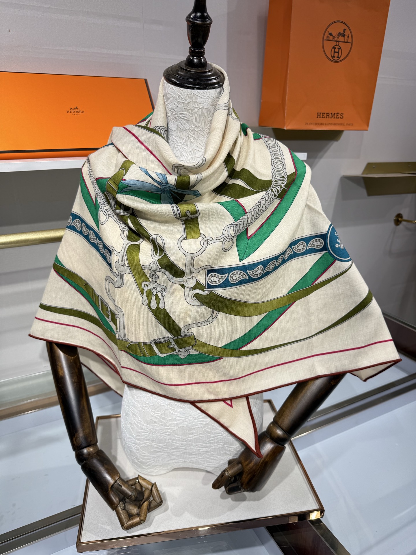 💟HERMES/2026❤️New三角形尺寸，非常好搭配衣服，手工卷边,70%羊绒+30%真丝材质混纺面料柔软细腻，像云