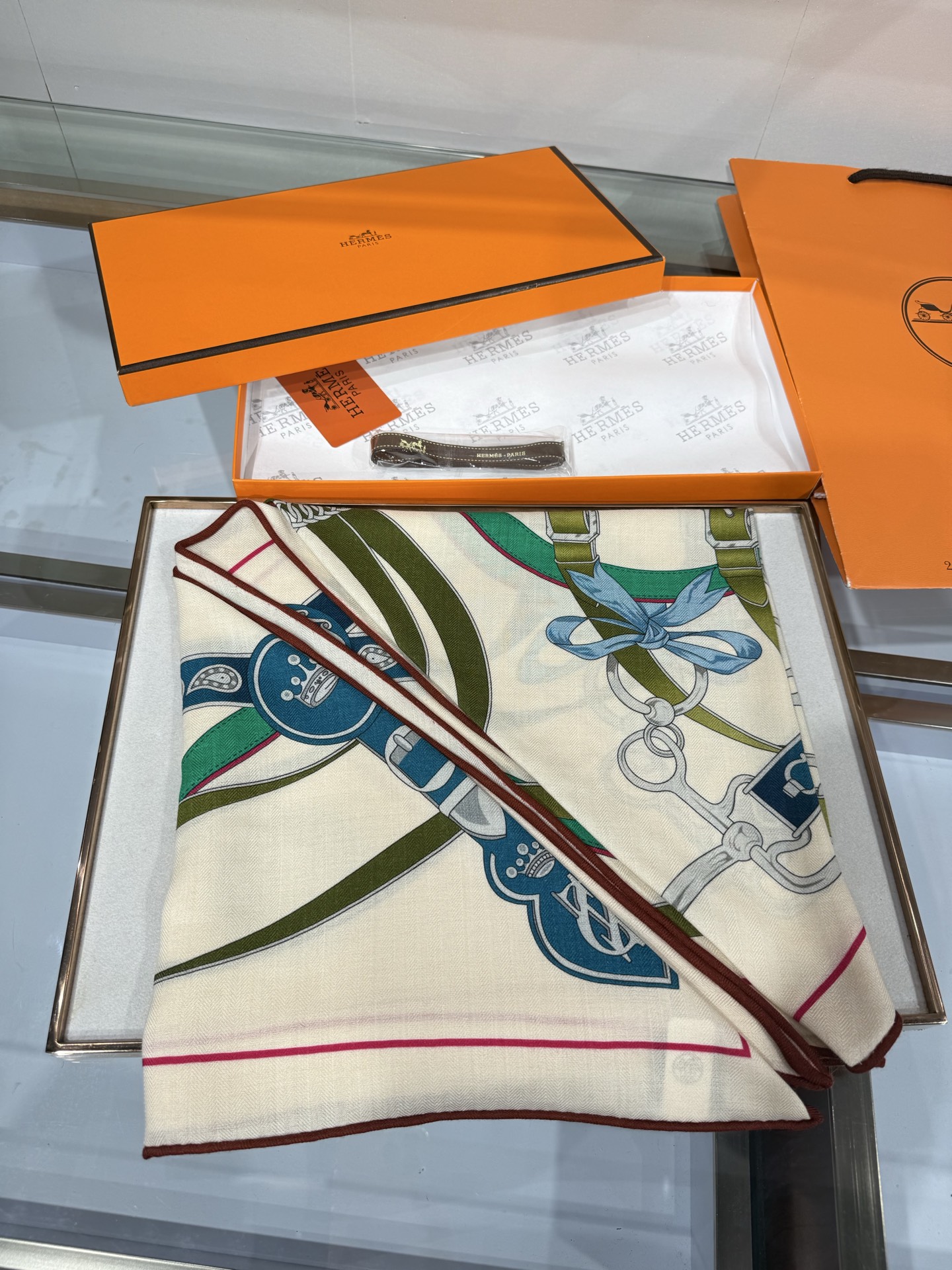 💟HERMES/2026❤️New三角形尺寸，非常好搭配衣服，手工卷边,70%羊绒+30%真丝材质混纺面料柔软细腻，像云
