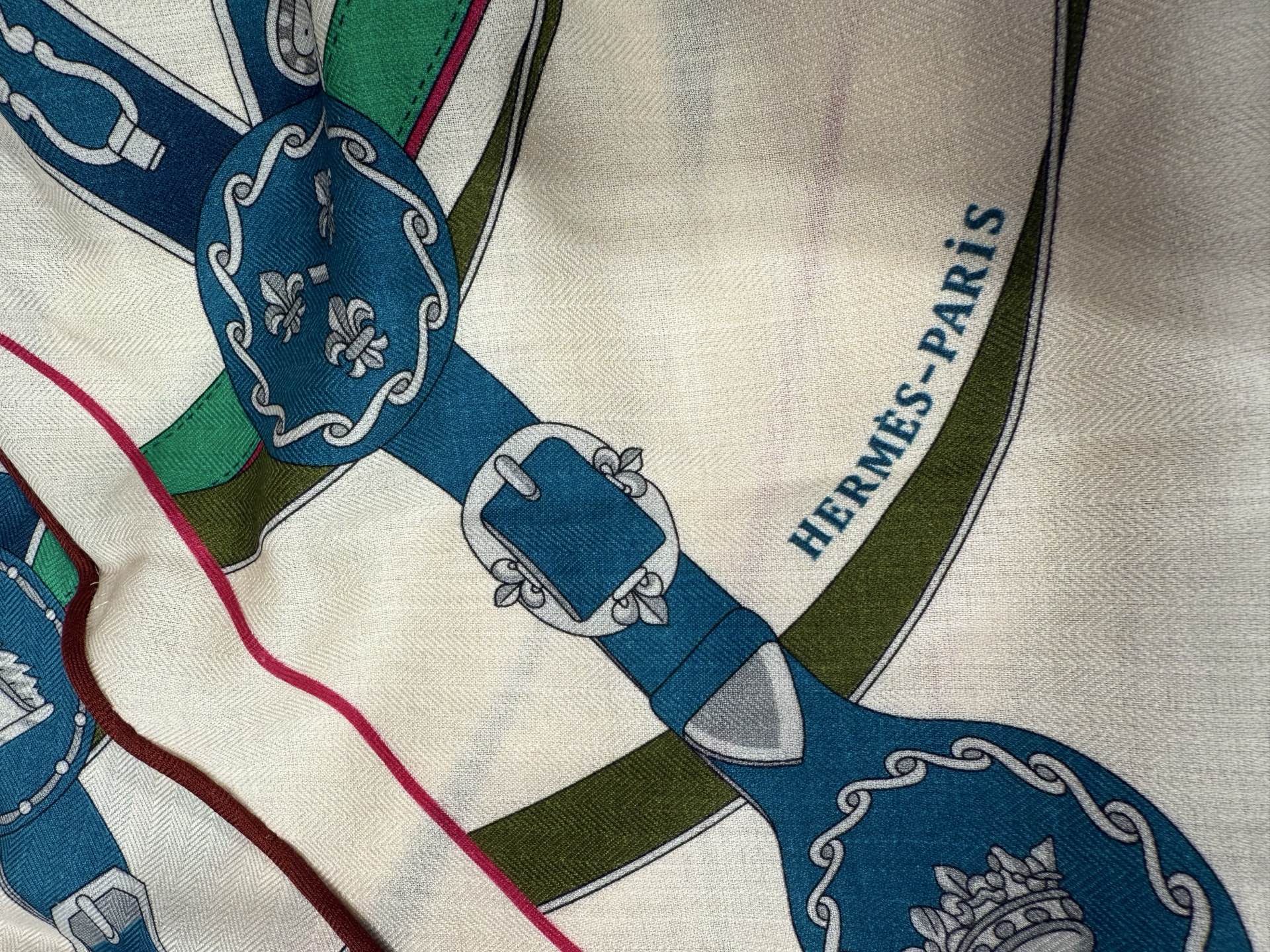 💟HERMES/2026❤️New三角形尺寸，非常好搭配衣服，手工卷边,70%羊绒+30%真丝材质混纺面料柔软细腻，像云