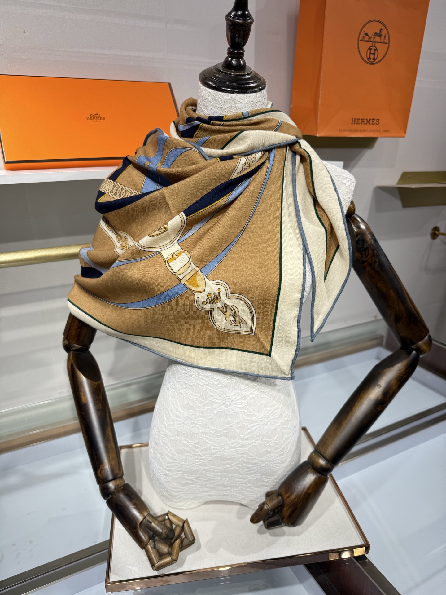💟HERMES/2026❤️New三角形尺寸，非常好搭配衣服，手工卷边,70%羊绒+30%真丝材质混纺面料柔软细腻，像云