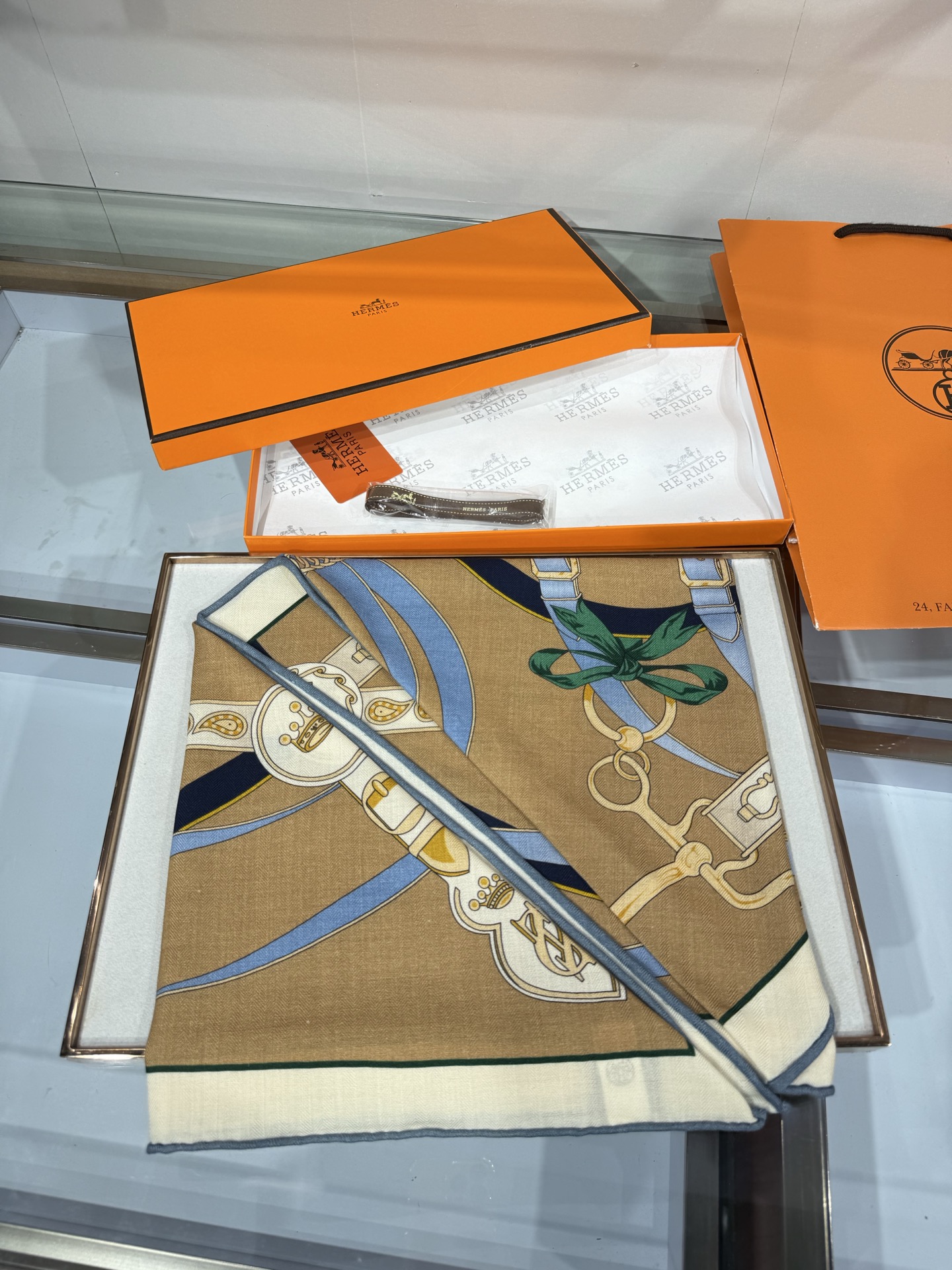 💟HERMES/2026❤️New三角形尺寸，非常好搭配衣服，手工卷边,70%羊绒+30%真丝材质混纺面料柔软细腻，像云