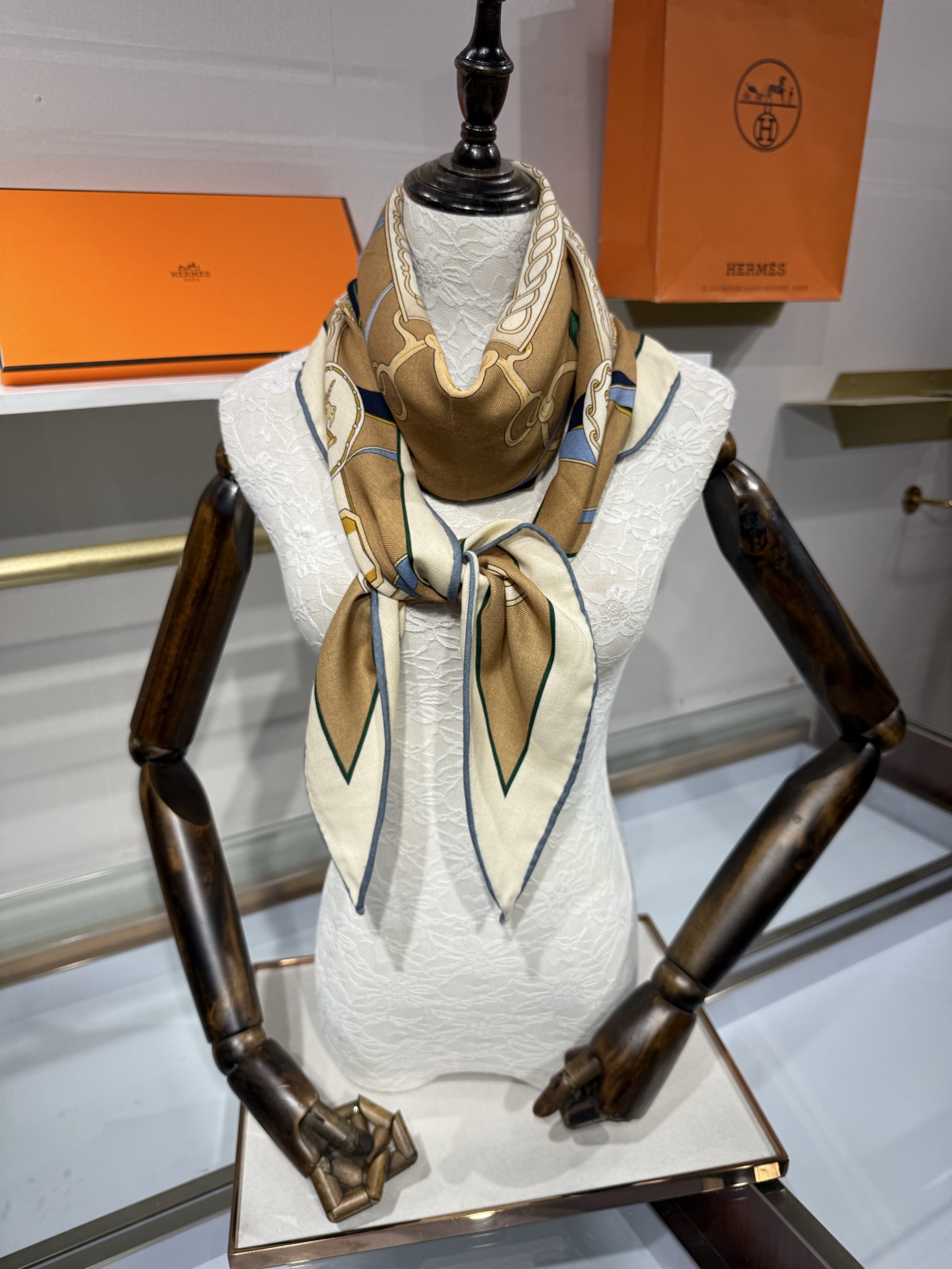 💟HERMES/2026❤️New三角形尺寸，非常好搭配衣服，手工卷边,70%羊绒+30%真丝材质混纺面料柔软细腻，像云