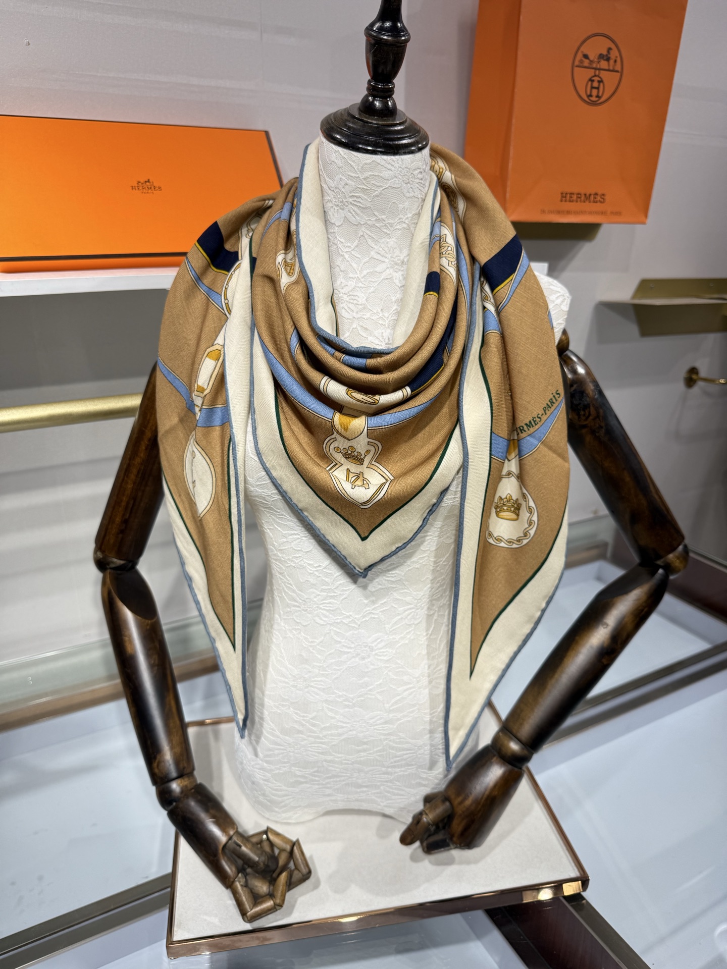 💟HERMES/2026❤️New三角形尺寸，非常好搭配衣服，手工卷边,70%羊绒+30%真丝材质混纺面料柔软细腻，像云