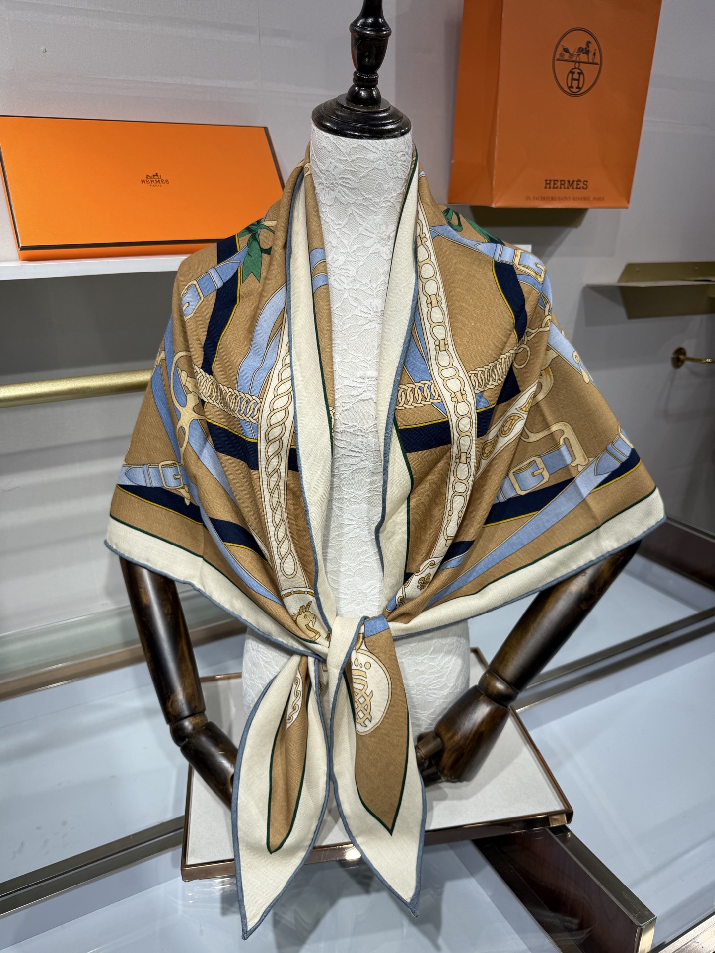 💟HERMES/2026❤️New三角形尺寸，非常好搭配衣服，手工卷边,70%羊绒+30%真丝材质混纺面料柔软细腻，像云