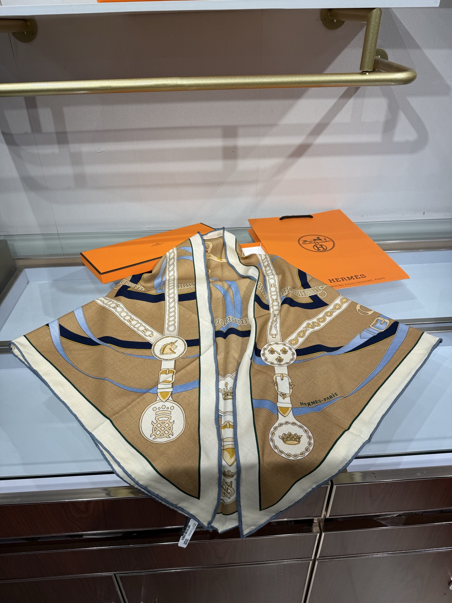 💟HERMES/2026❤️New三角形尺寸，非常好搭配衣服，手工卷边,70%羊绒+30%真丝材质混纺面料柔软细腻，像云