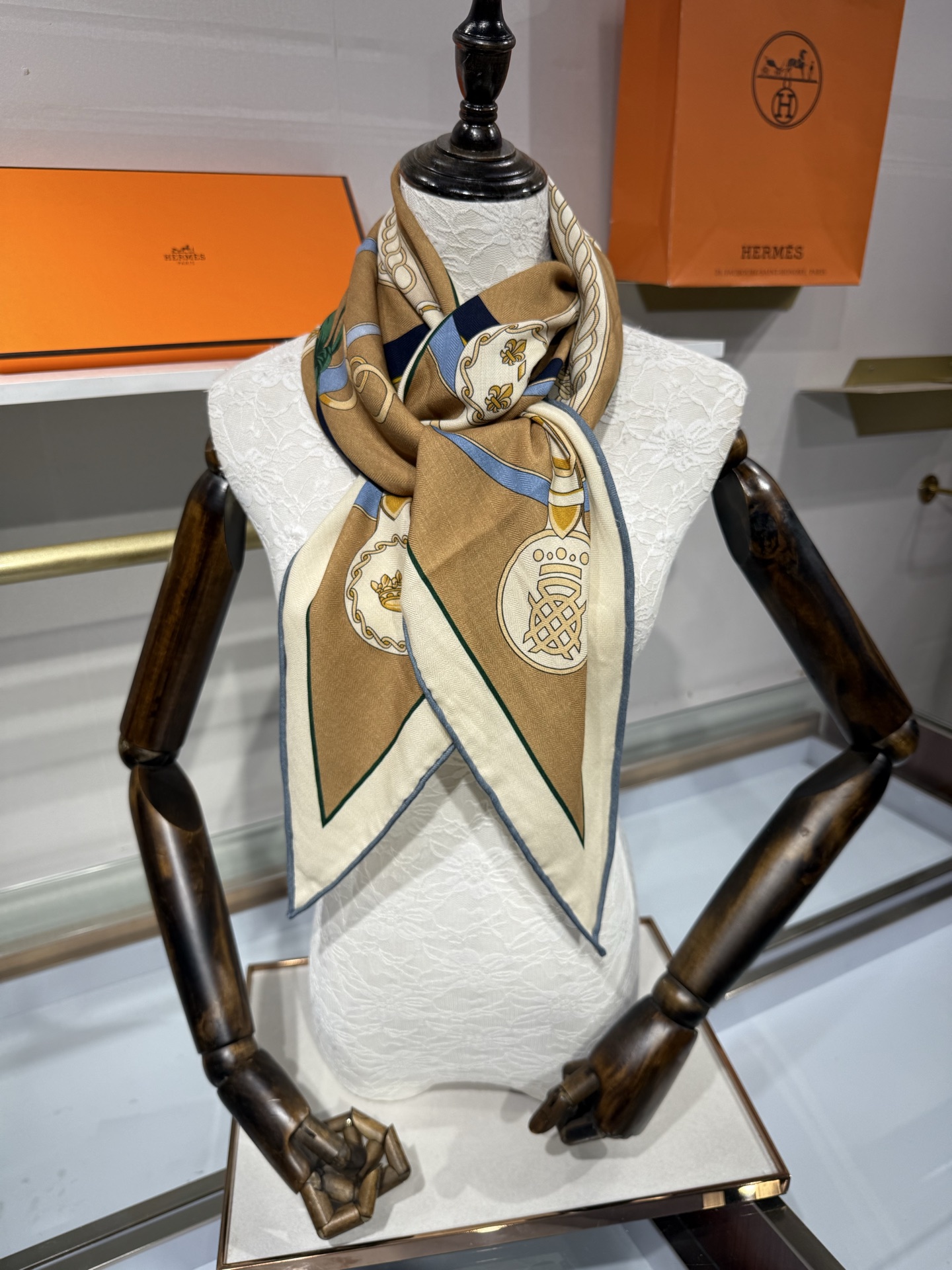 💟HERMES/2026❤️New三角形尺寸，非常好搭配衣服，手工卷边,70%羊绒+30%真丝材质混纺面料柔软细腻，像云