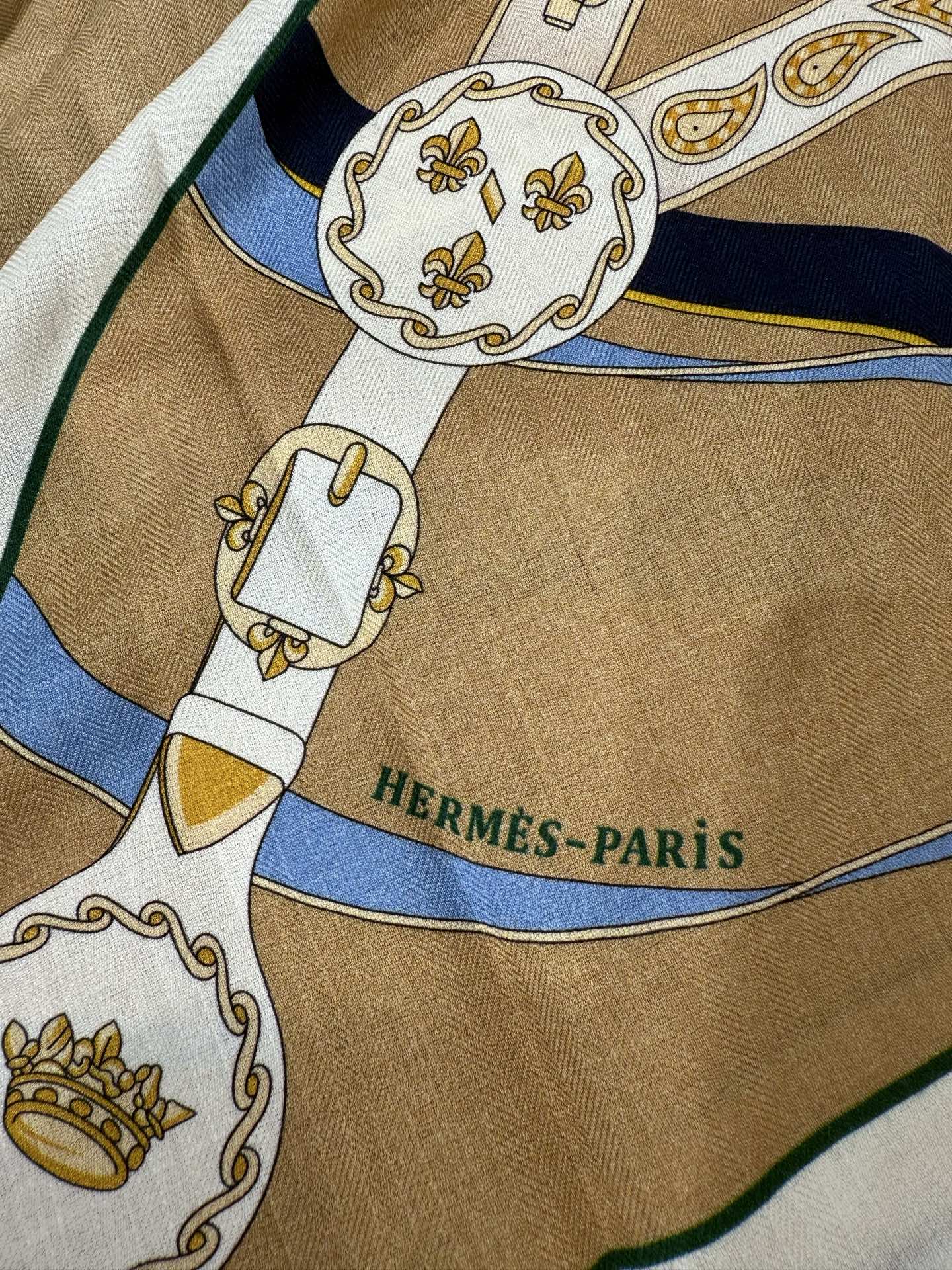 💟HERMES/2026❤️New三角形尺寸，非常好搭配衣服，手工卷边,70%羊绒+30%真丝材质混纺面料柔软细腻，像云