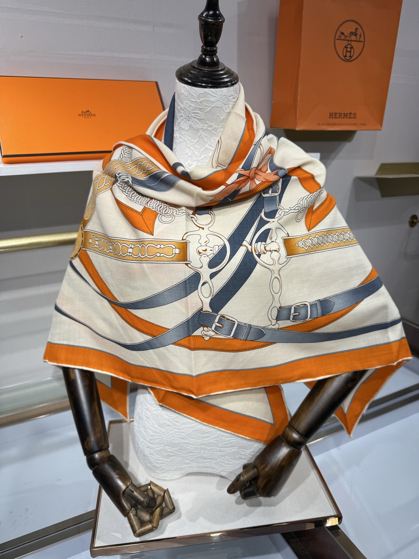 💟HERMES/2026❤️New三角形尺寸，非常好搭配衣服，手工卷边,70%羊绒+30%真丝材质混纺面料柔软细腻，像云