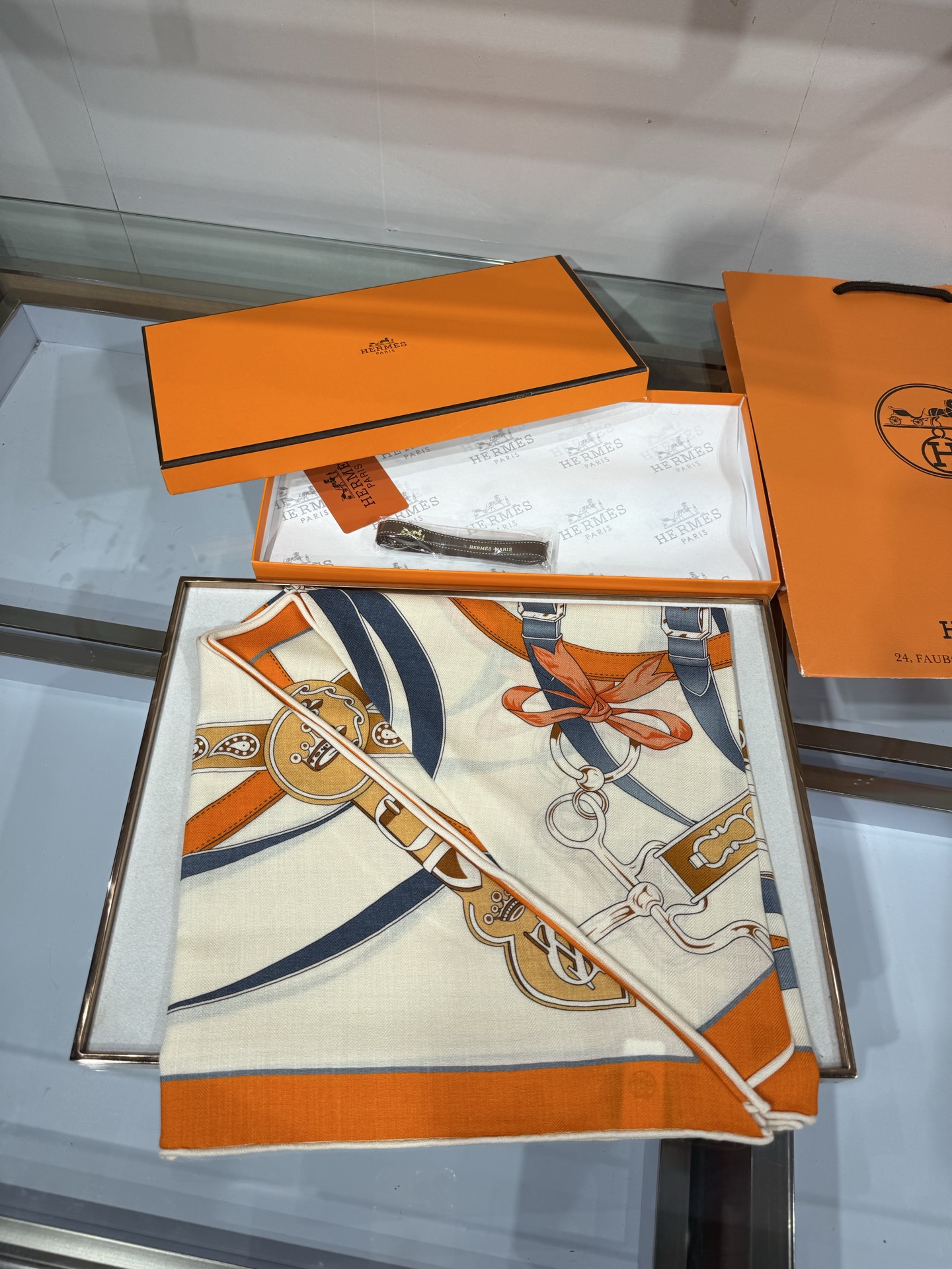 💟HERMES/2026❤️New三角形尺寸，非常好搭配衣服，手工卷边,70%羊绒+30%真丝材质混纺面料柔软细腻，像云