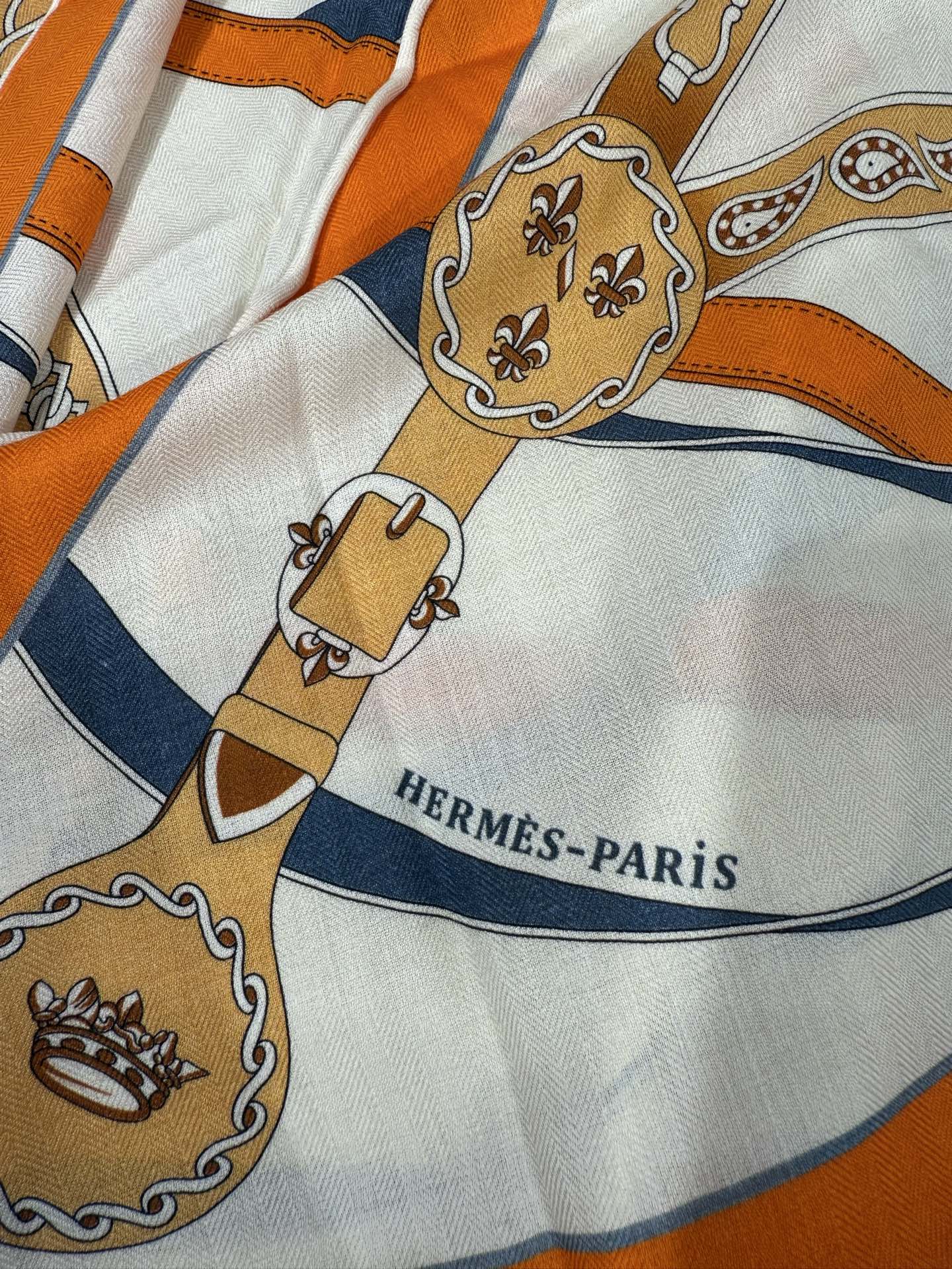💟HERMES/2026❤️New三角形尺寸，非常好搭配衣服，手工卷边,70%羊绒+30%真丝材质混纺面料柔软细腻，像云