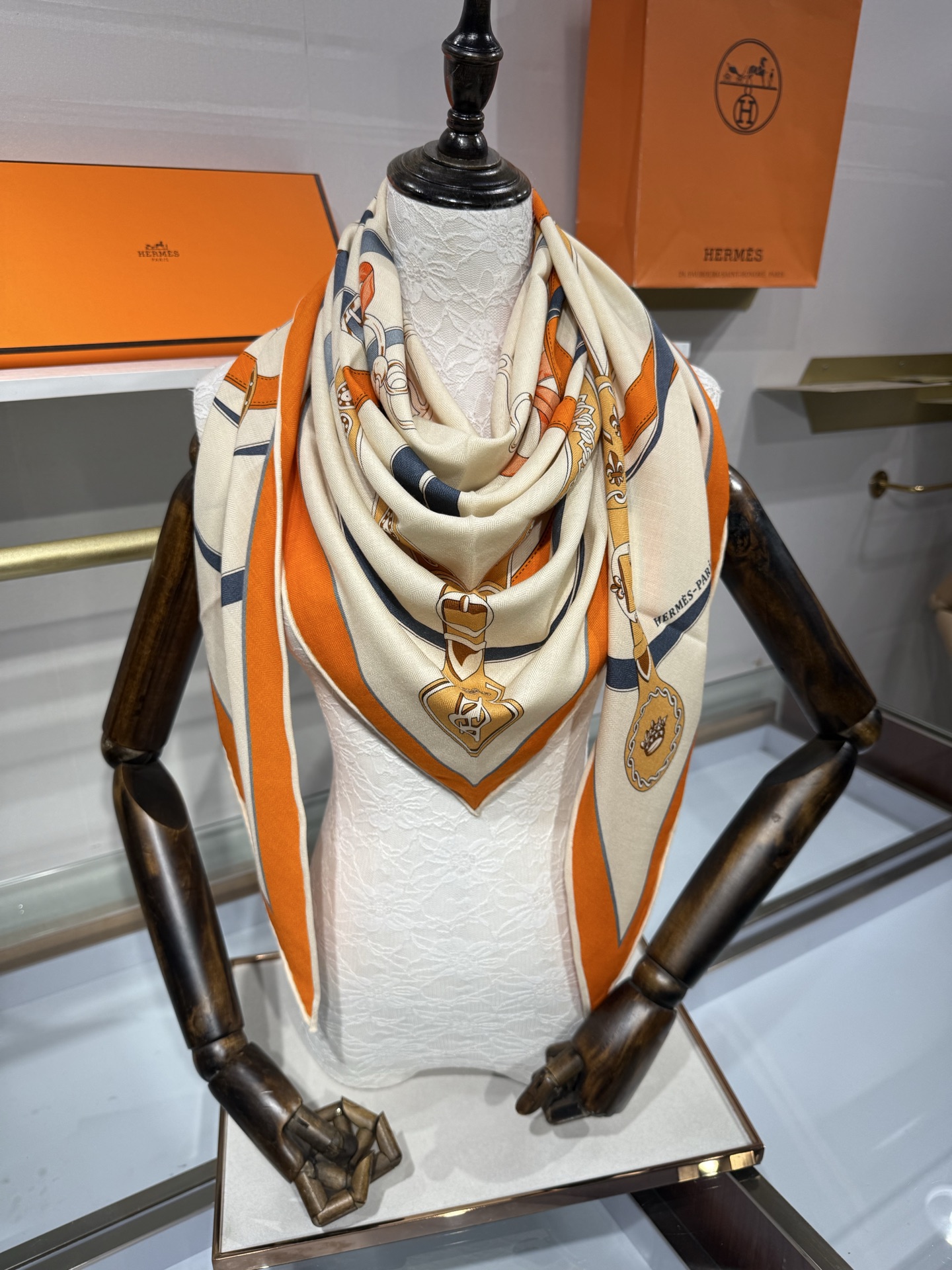 💟HERMES/2026❤️New三角形尺寸，非常好搭配衣服，手工卷边,70%羊绒+30%真丝材质混纺面料柔软细腻，像云