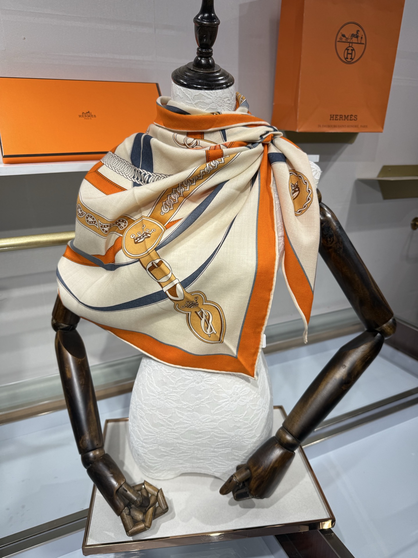 💟HERMES/2026❤️New三角形尺寸，非常好搭配衣服，手工卷边,70%羊绒+30%真丝材质混纺面料柔软细腻，像云