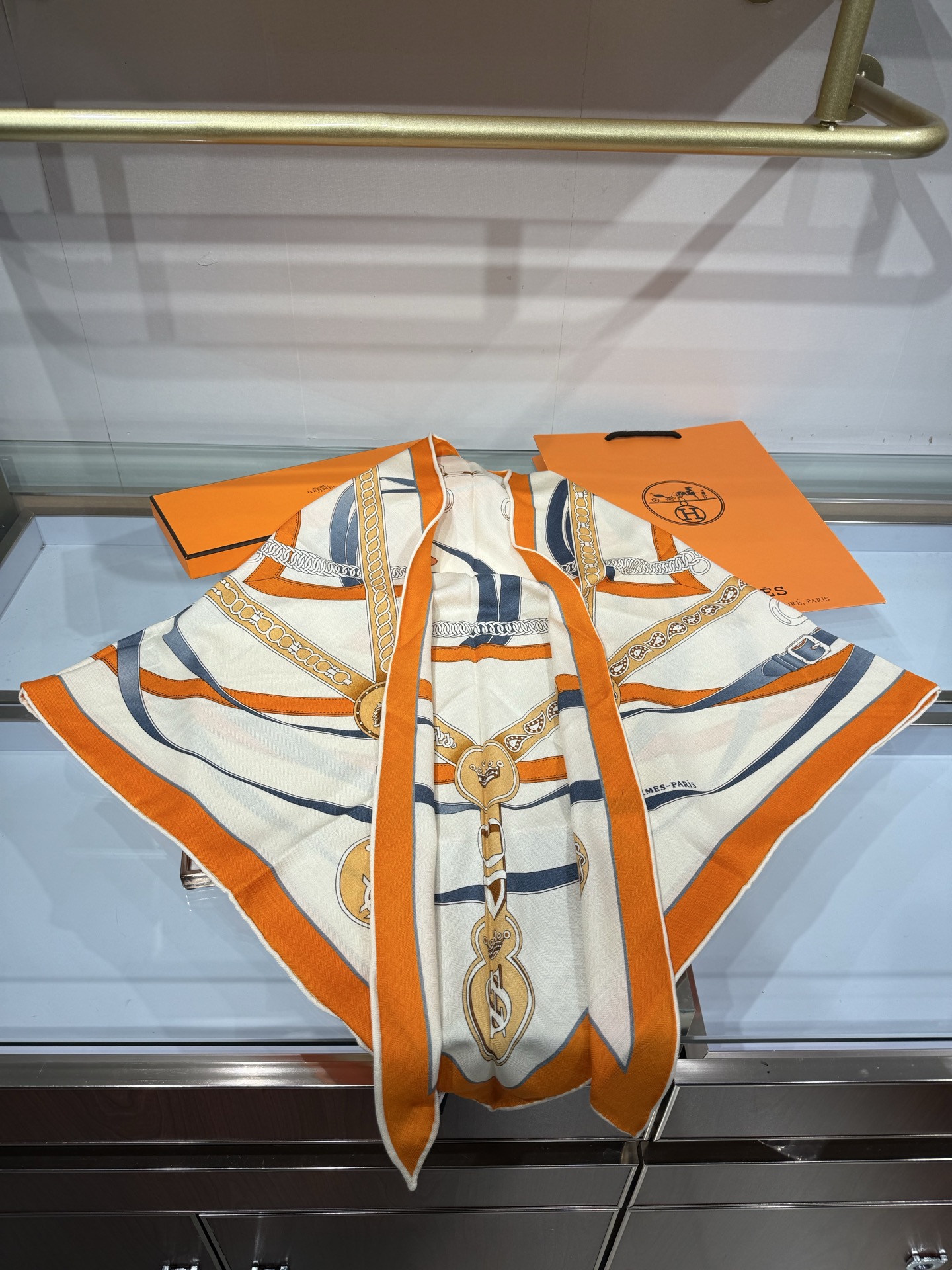 💟HERMES/2026❤️New三角形尺寸，非常好搭配衣服，手工卷边,70%羊绒+30%真丝材质混纺面料柔软细腻，像云