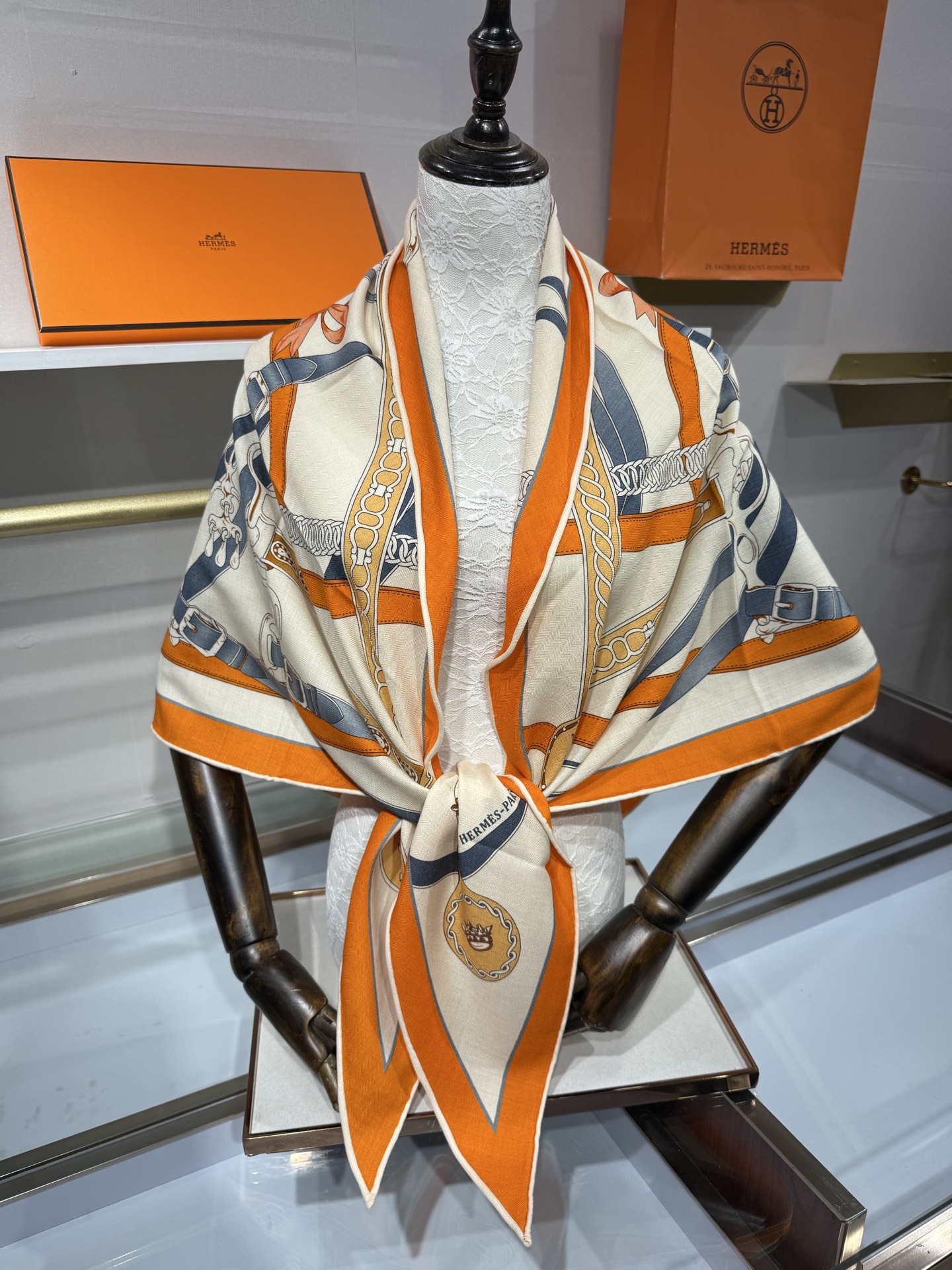 💟HERMES/2026❤️New三角形尺寸，非常好搭配衣服，手工卷边,70%羊绒+30%真丝材质混纺面料柔软细腻，像云