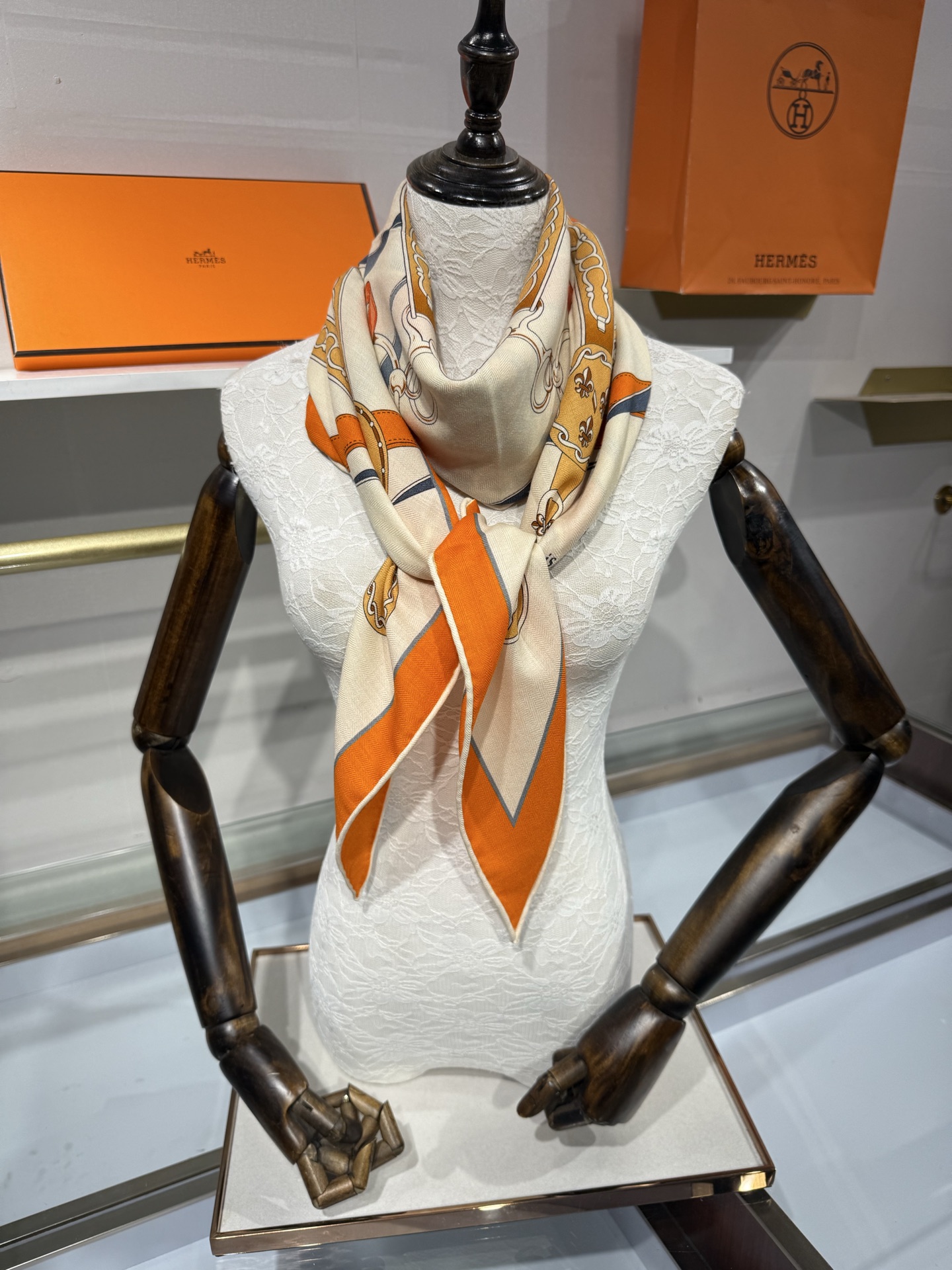 💟HERMES/2026❤️New三角形尺寸，非常好搭配衣服，手工卷边,70%羊绒+30%真丝材质混纺面料柔软细腻，像云