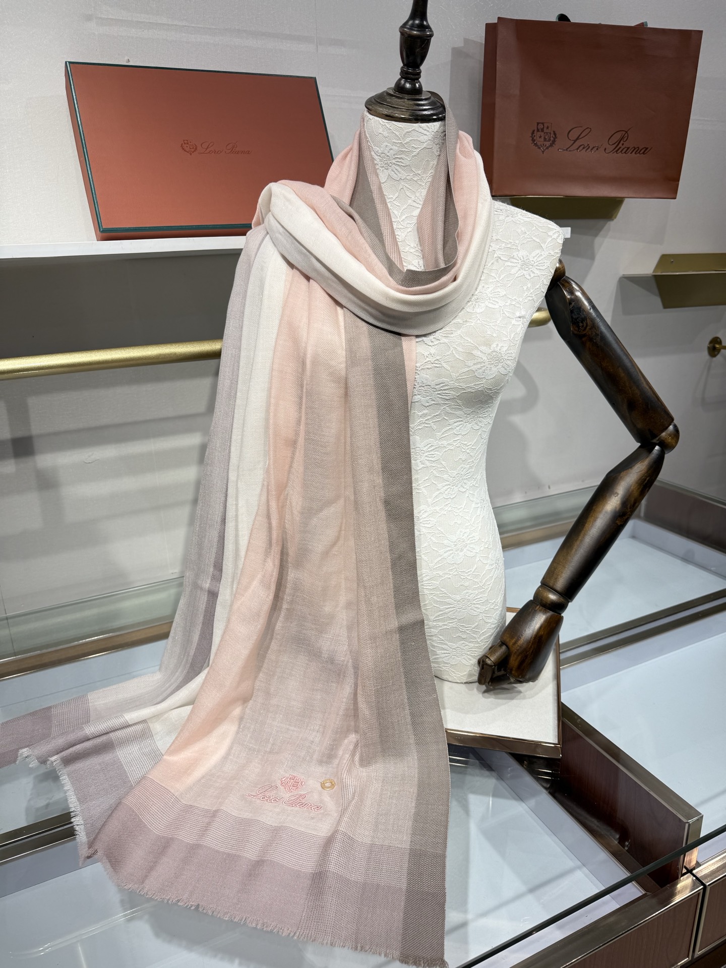 💟Loro Piana LP最新独家供应十年二十年都不过时！也只有LP羊绒围巾能把这么看似简单外观的围巾