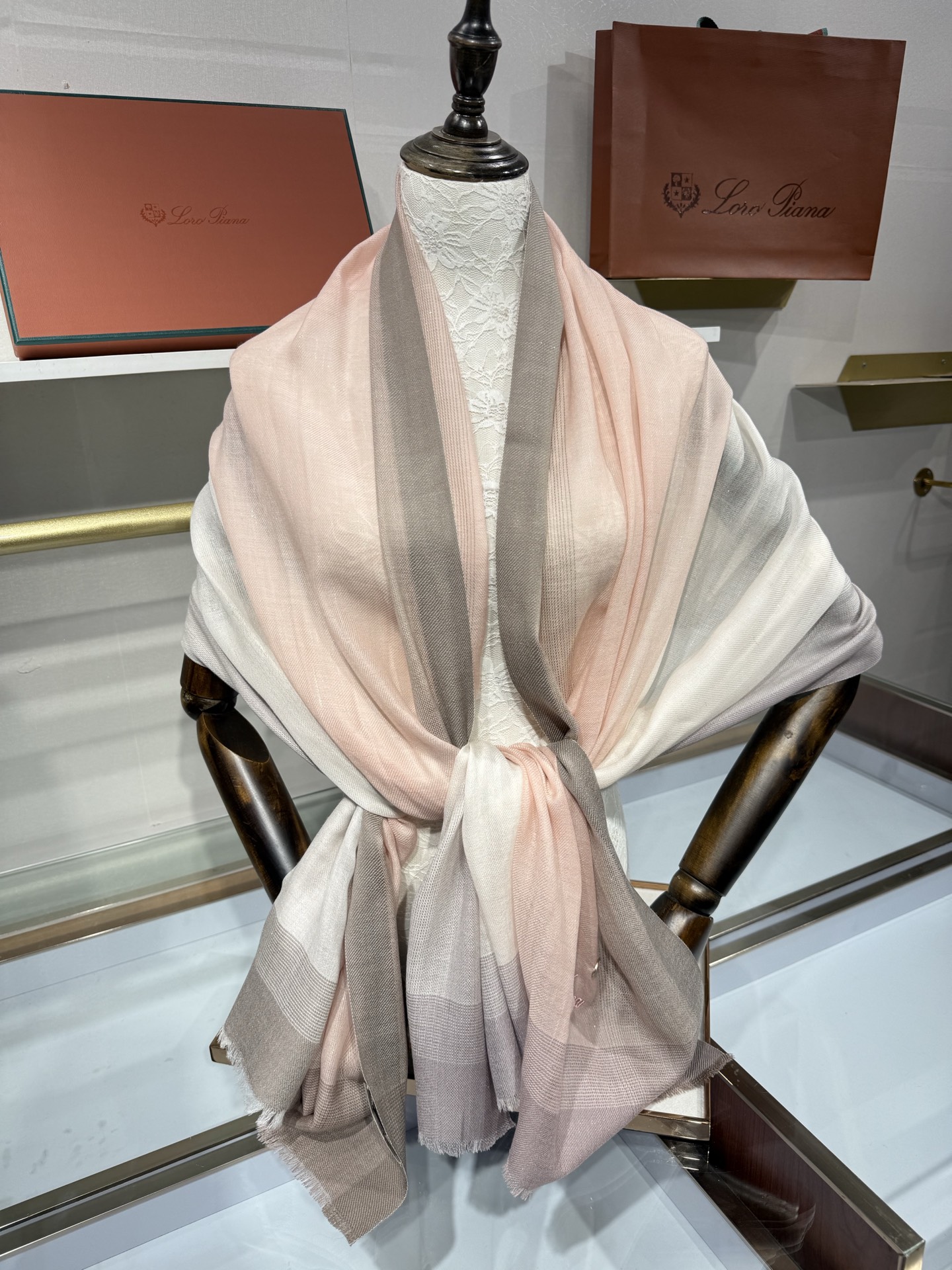 💟Loro Piana LP最新独家供应十年二十年都不过时！也只有LP羊绒围巾能把这么看似简单外观的围巾