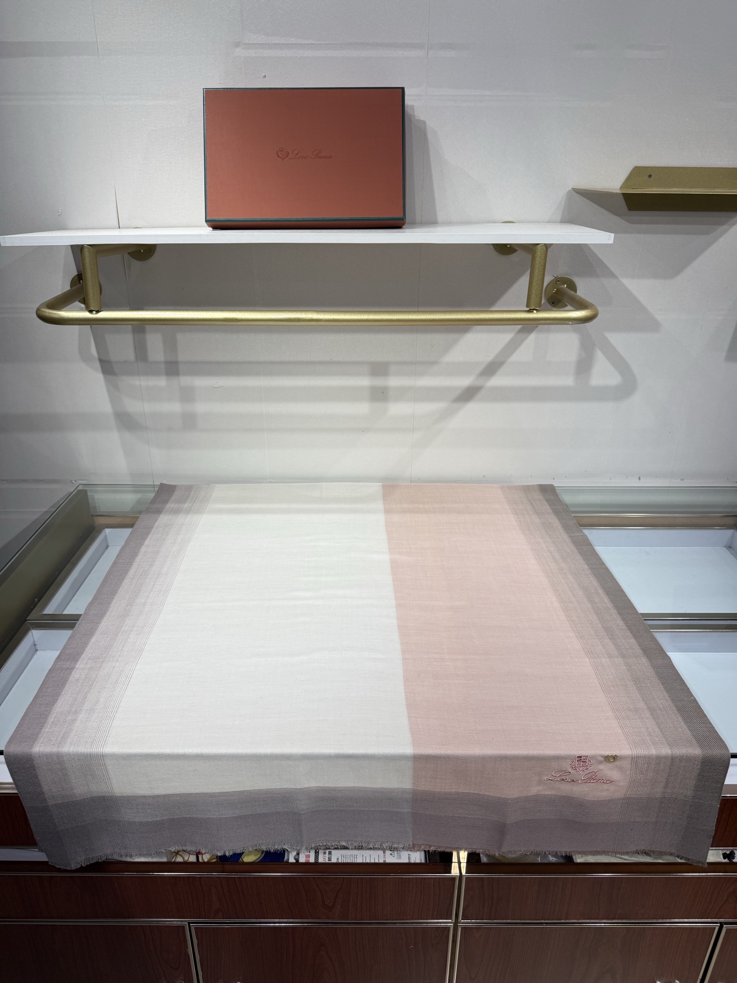 💟Loro Piana LP最新独家供应十年二十年都不过时！也只有LP羊绒围巾能把这么看似简单外观的围巾