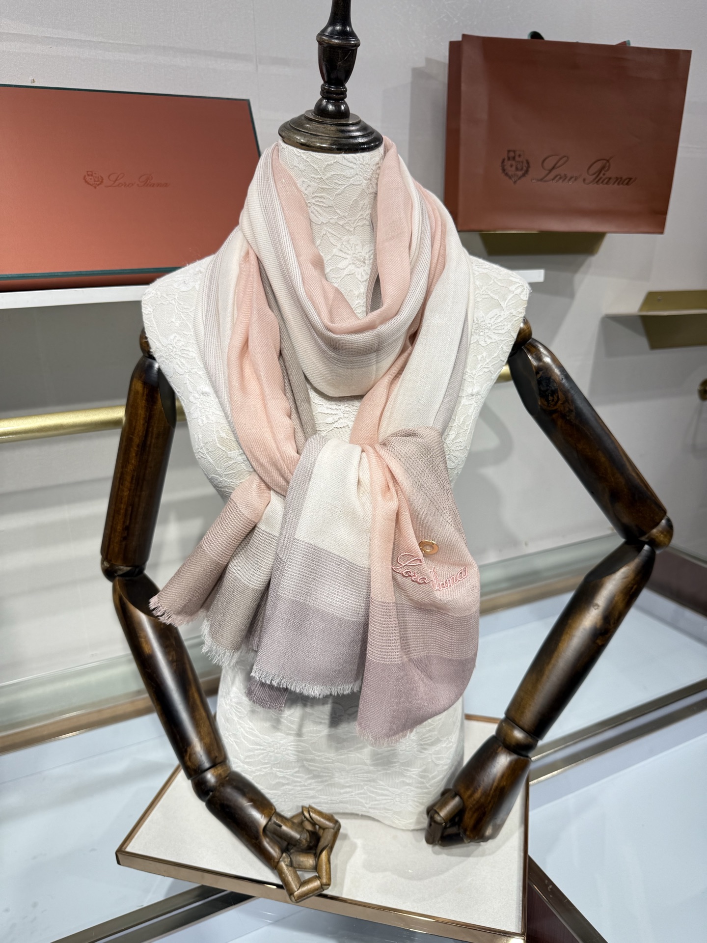 💟Loro Piana LP最新独家供应十年二十年都不过时！也只有LP羊绒围巾能把这么看似简单外观的围巾