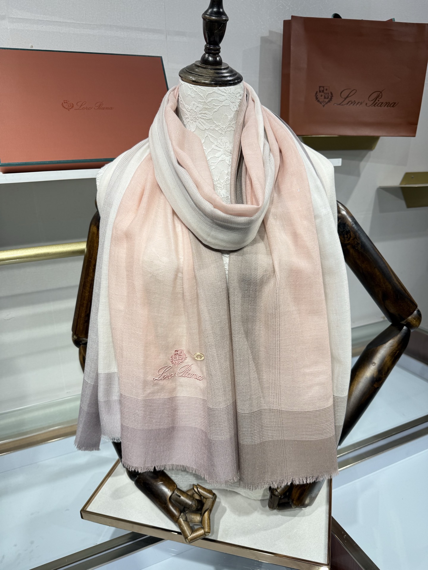 💟Loro Piana LP最新独家供应十年二十年都不过时！也只有LP羊绒围巾能把这么看似简单外观的围巾