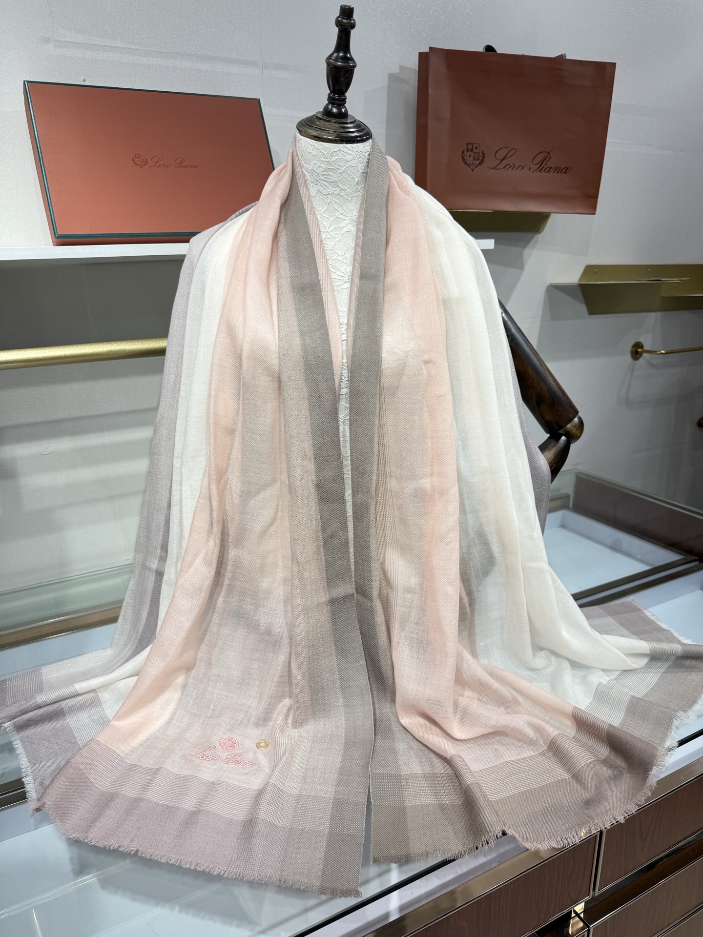 💟Loro Piana LP最新独家供应十年二十年都不过时！也只有LP羊绒围巾能把这么看似简单外观的围巾