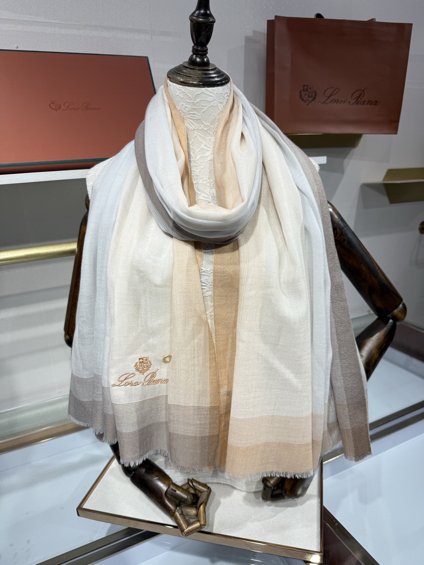 💟Loro Piana LP最新独家供应十年二十年都不过时！也只有LP羊绒围巾能把这么看似简单外观的围巾