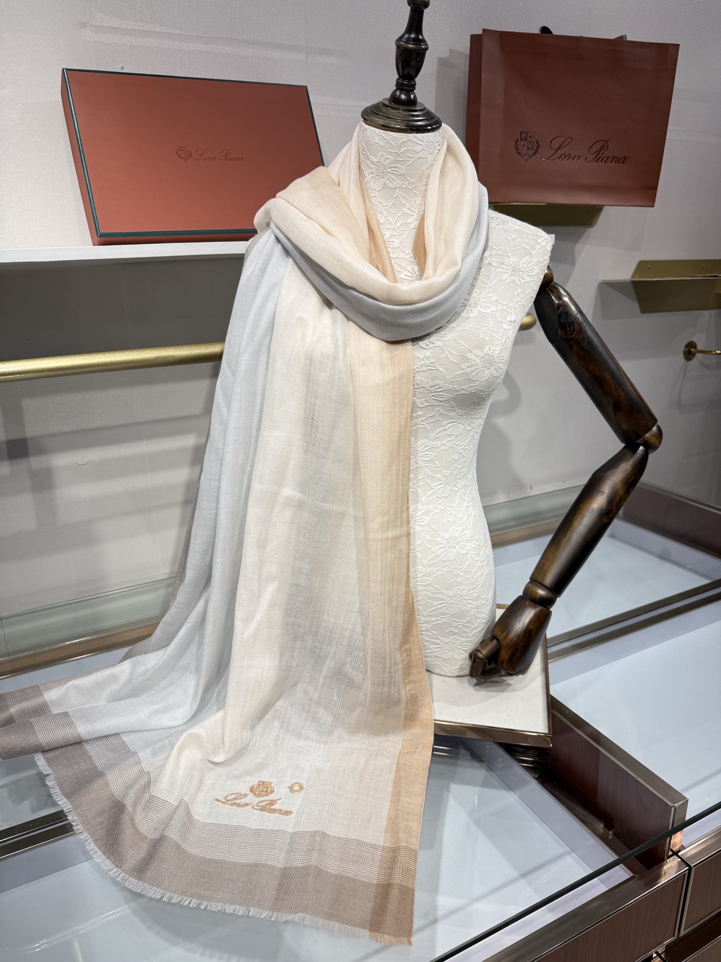 💟Loro Piana LP最新独家供应十年二十年都不过时！也只有LP羊绒围巾能把这么看似简单外观的围巾