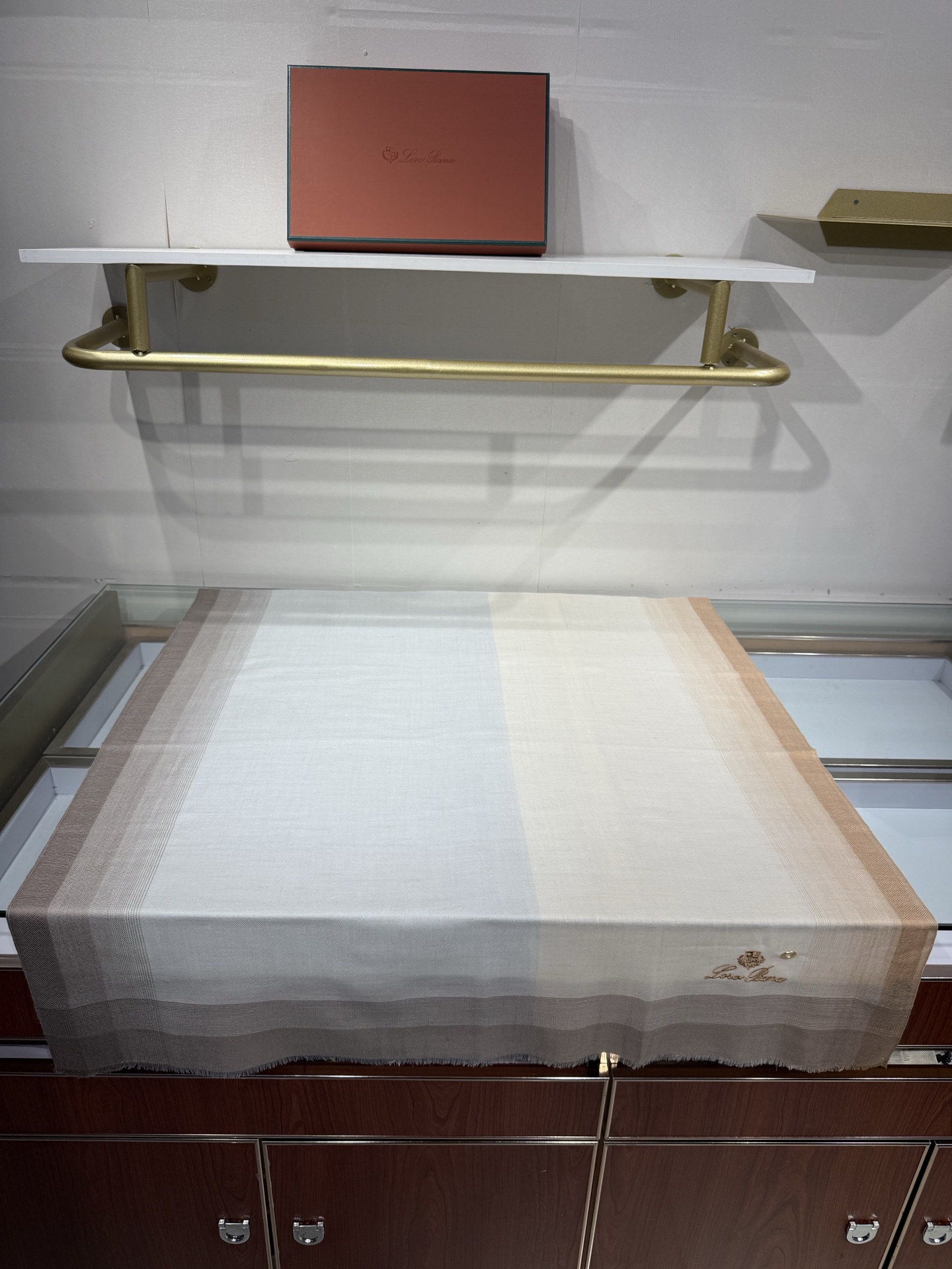 💟Loro Piana LP最新独家供应十年二十年都不过时！也只有LP羊绒围巾能把这么看似简单外观的围巾