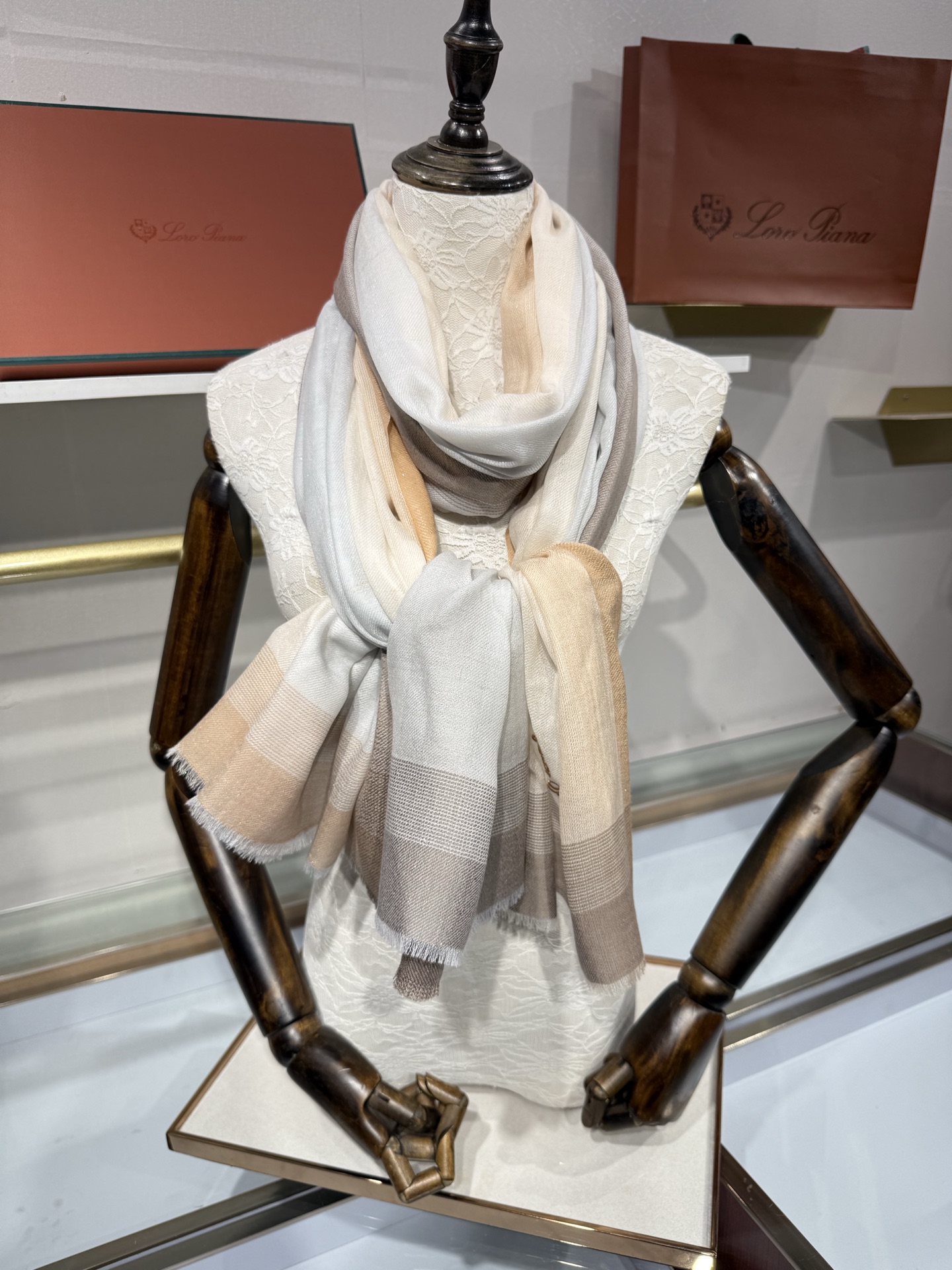 💟Loro Piana LP最新独家供应十年二十年都不过时！也只有LP羊绒围巾能把这么看似简单外观的围巾