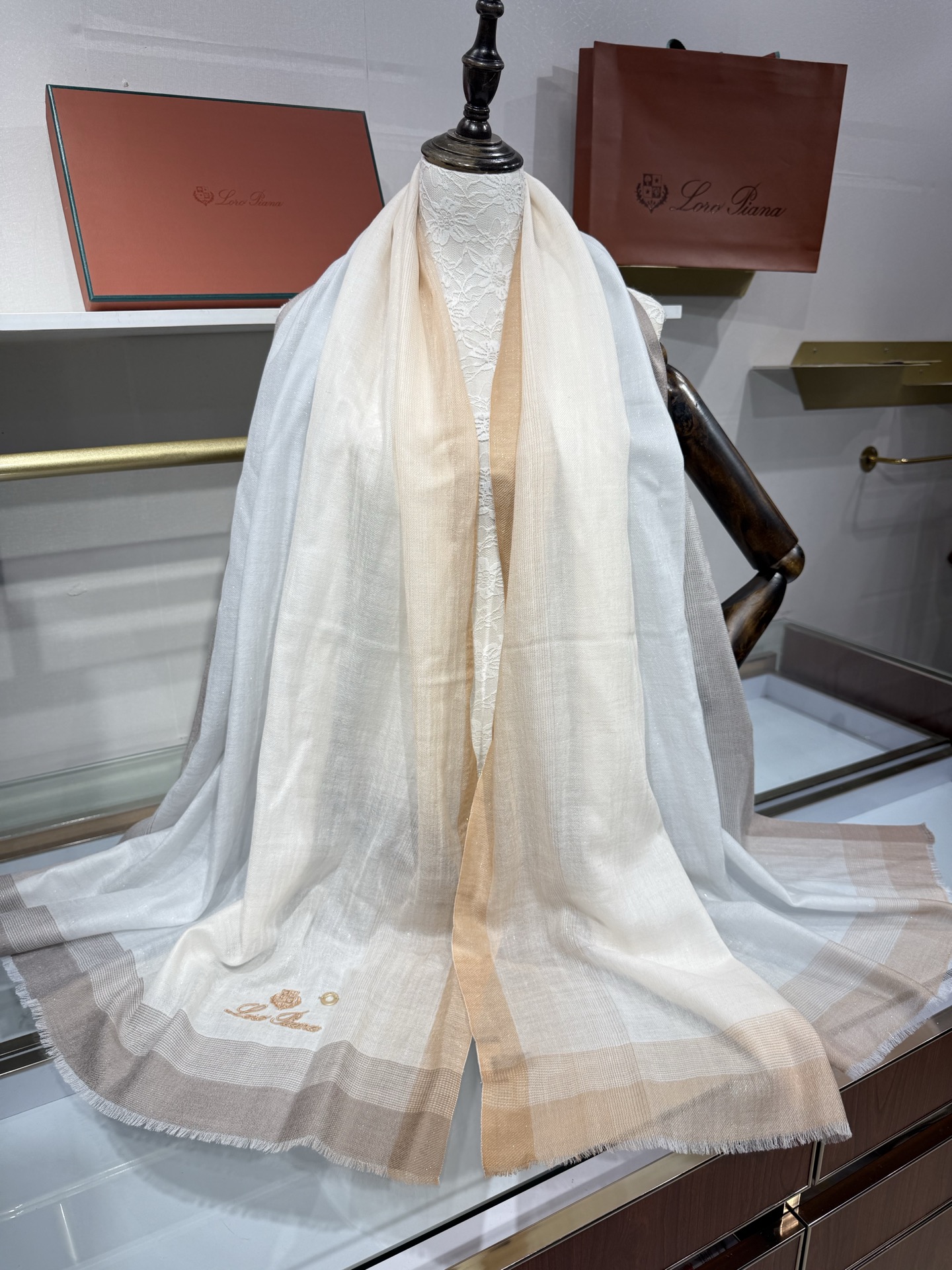 💟Loro Piana LP最新独家供应十年二十年都不过时！也只有LP羊绒围巾能把这么看似简单外观的围巾