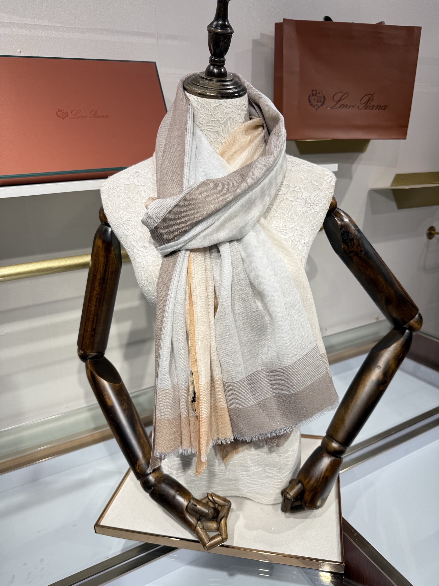 💟Loro Piana LP最新独家供应十年二十年都不过时！也只有LP羊绒围巾能把这么看似简单外观的围巾