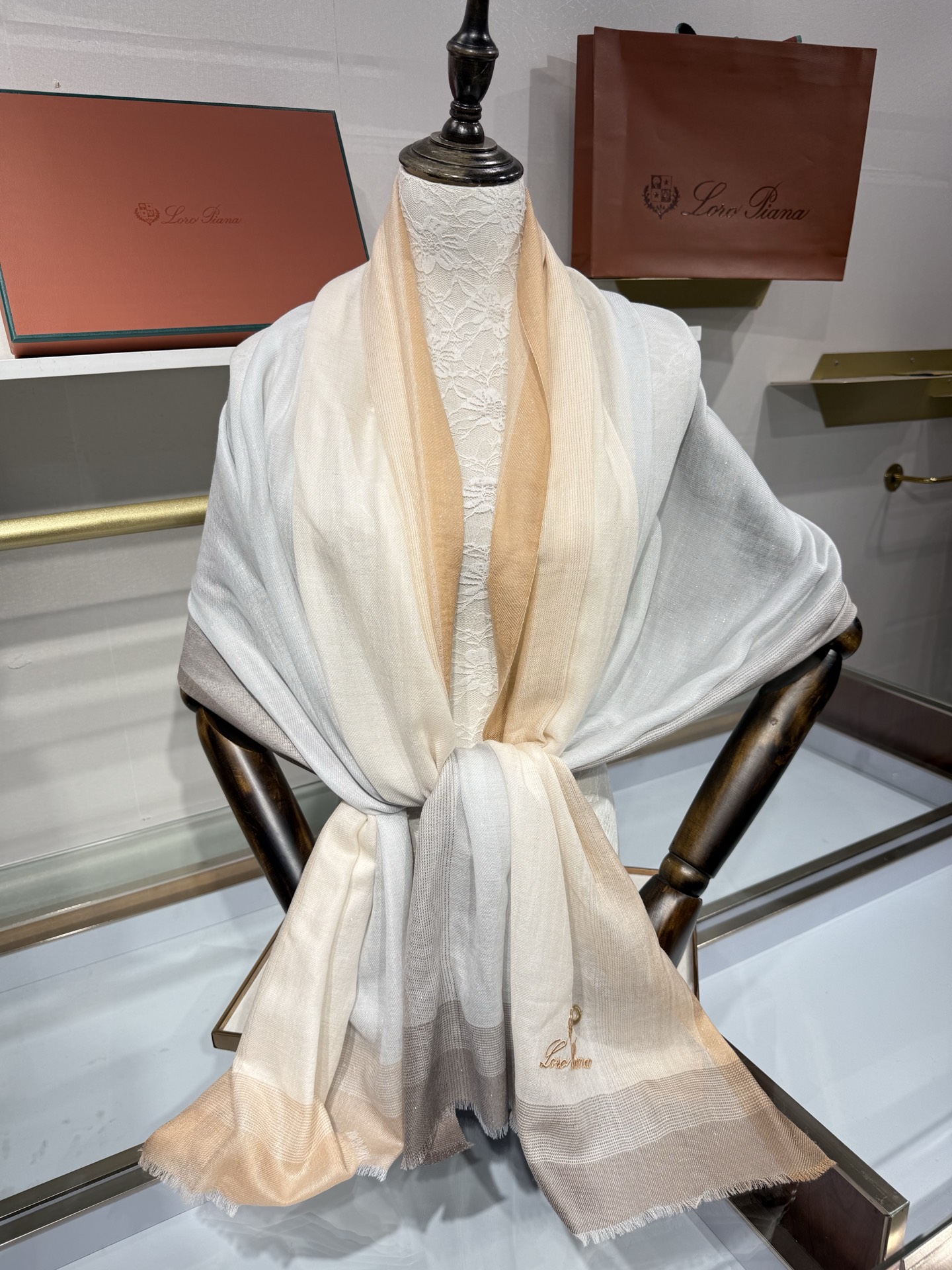 💟Loro Piana LP最新独家供应十年二十年都不过时！也只有LP羊绒围巾能把这么看似简单外观的围巾