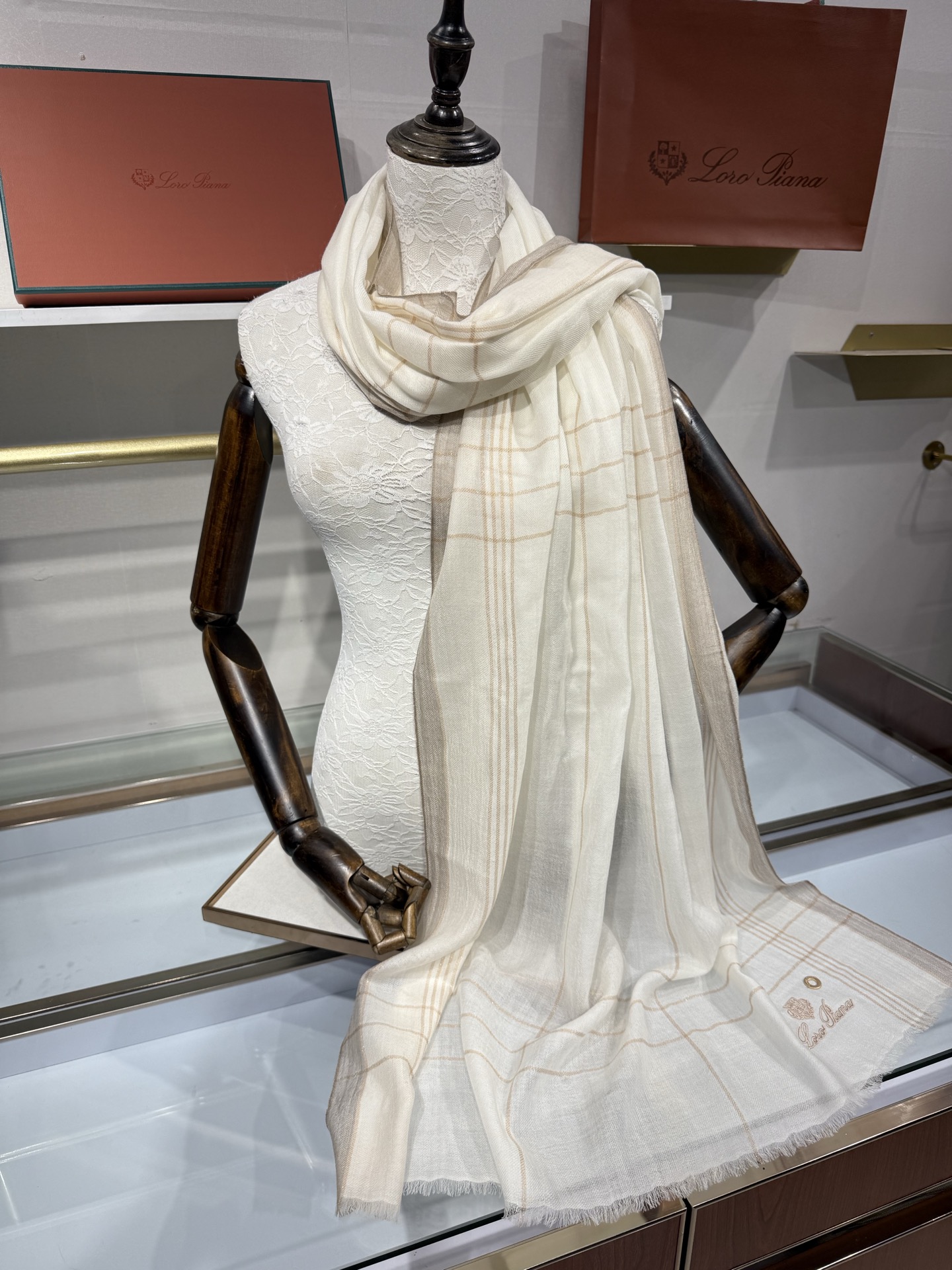 💟Loro Piana LP最新独家供应十年二十年都不过时！也只有LP羊绒围巾能把这么看似简单外观的围巾