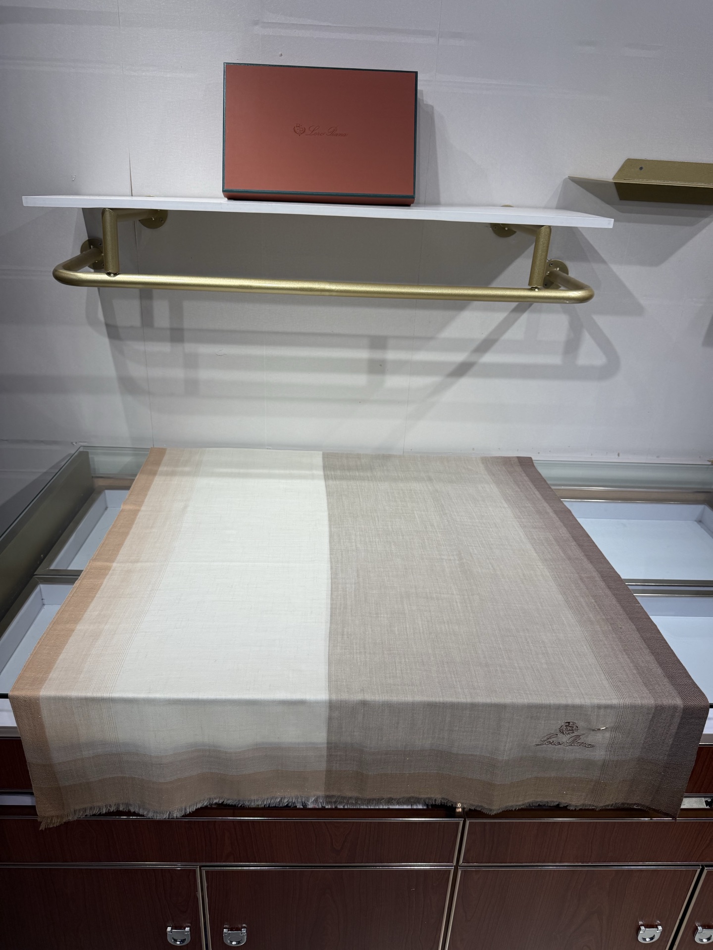 💟Loro Piana LP最新独家供应十年二十年都不过时！也只有LP羊绒围巾能把这么看似简单外观的围巾