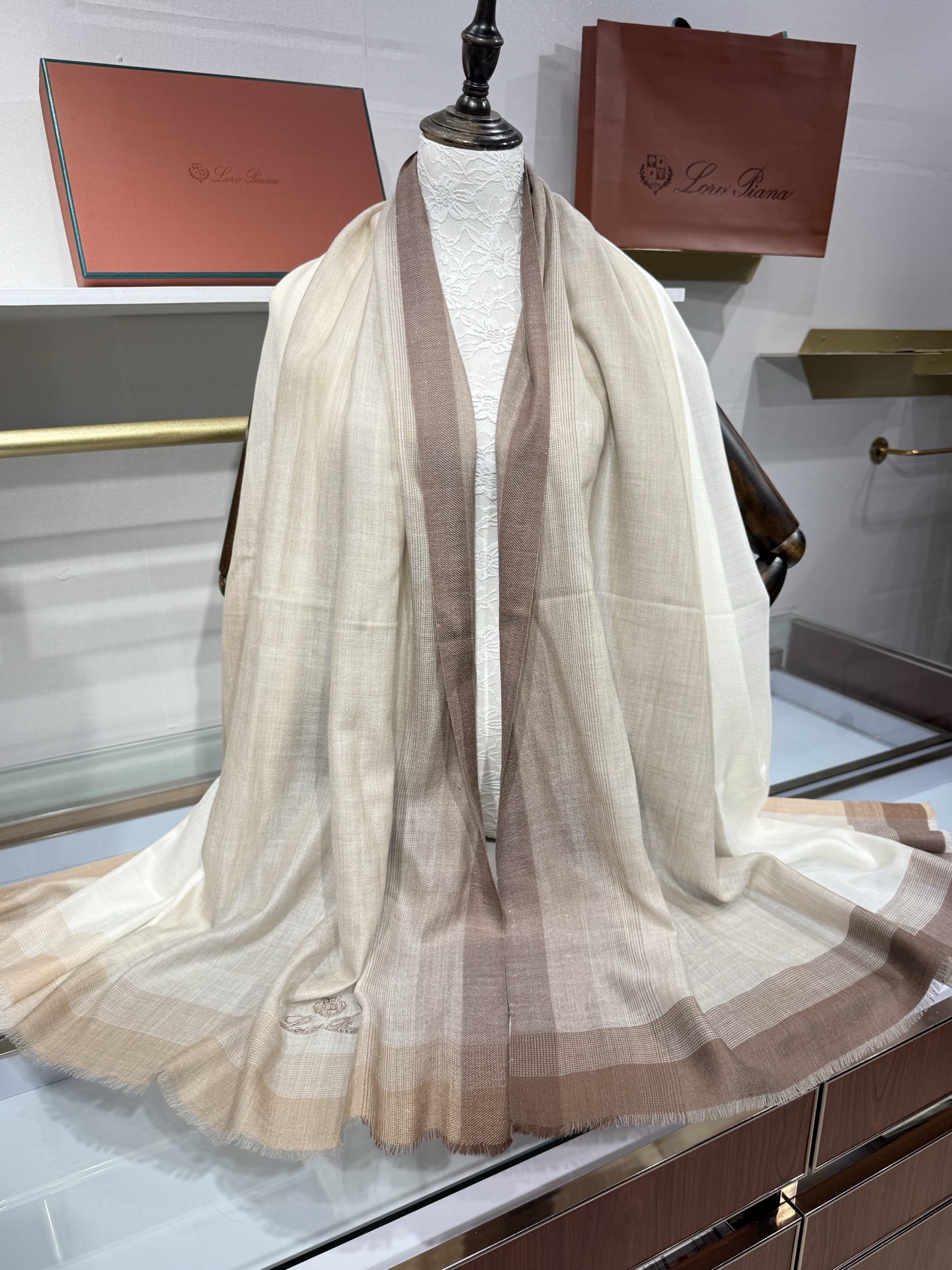 💟Loro Piana LP最新独家供应十年二十年都不过时！也只有LP羊绒围巾能把这么看似简单外观的围巾