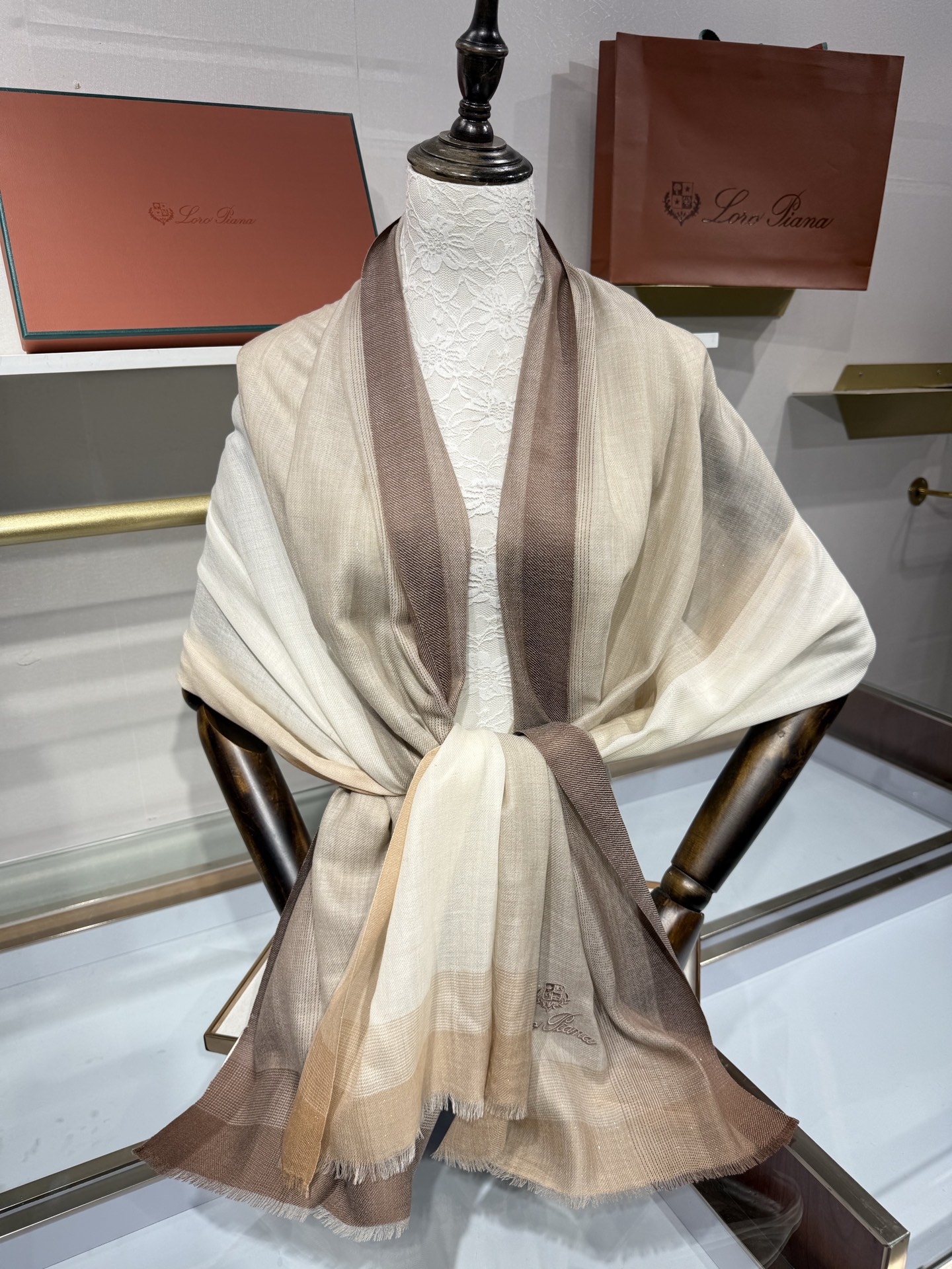 💟Loro Piana LP最新独家供应十年二十年都不过时！也只有LP羊绒围巾能把这么看似简单外观的围巾